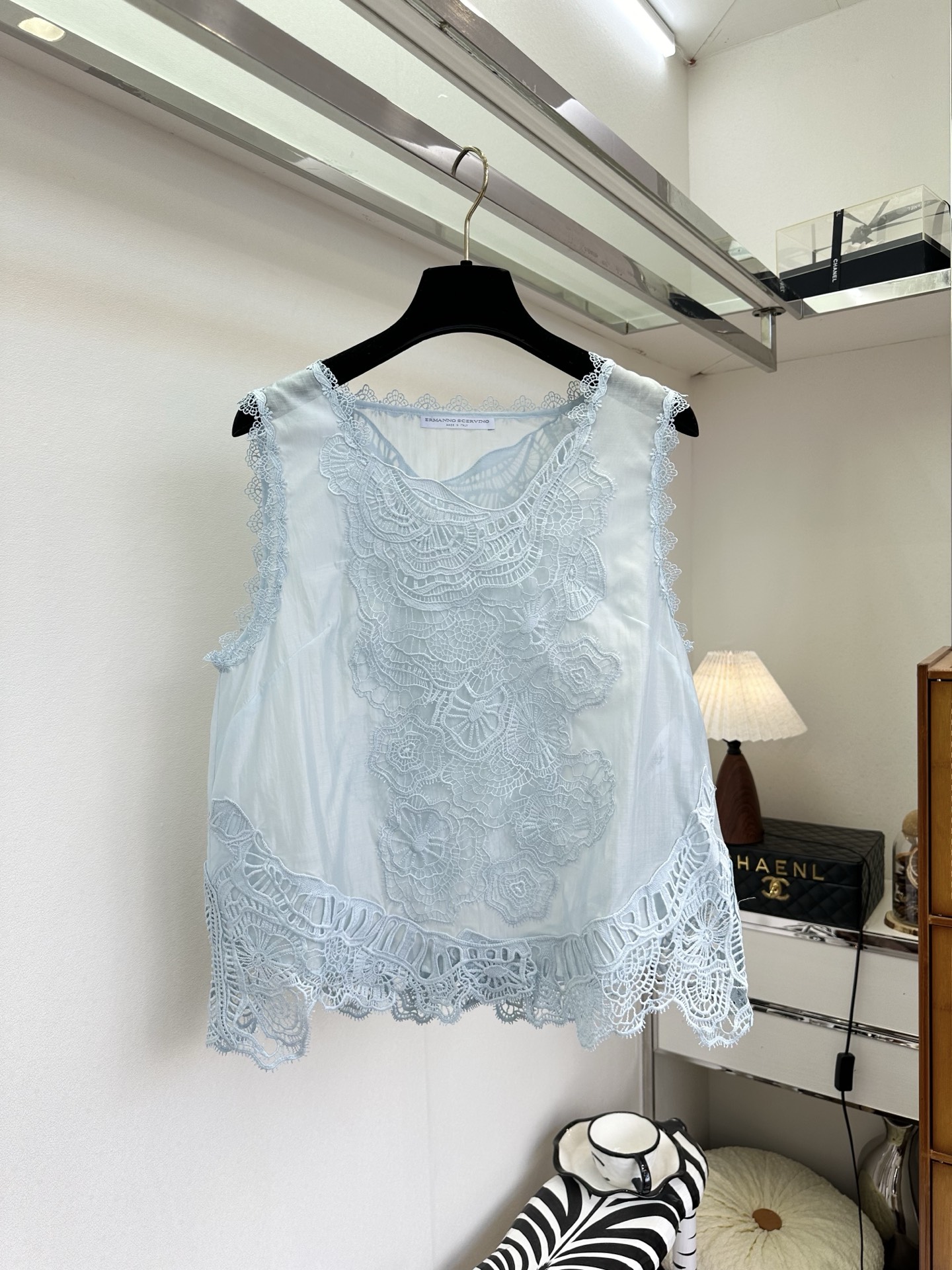 26S 这件背心真的是能一眼就爱的款 是把一整个春天的温柔都绣进了面料里。重工水溶花工艺：立体的蕾丝花纹