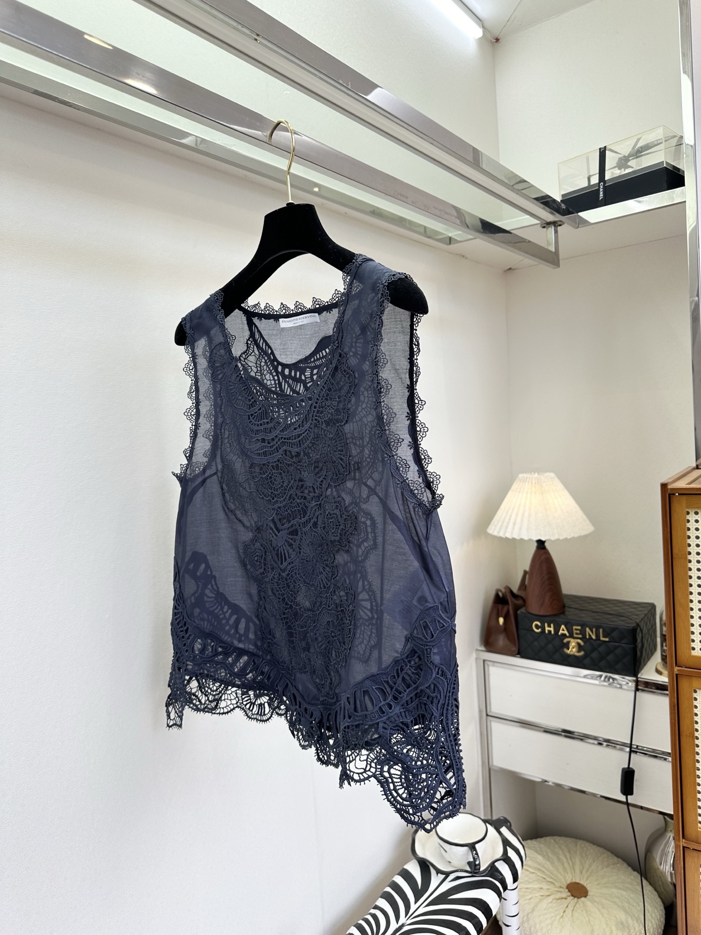 26S 这件背心真的是能一眼就爱的款 是把一整个春天的温柔都绣进了面料里。重工水溶花工艺：立体的蕾丝花纹