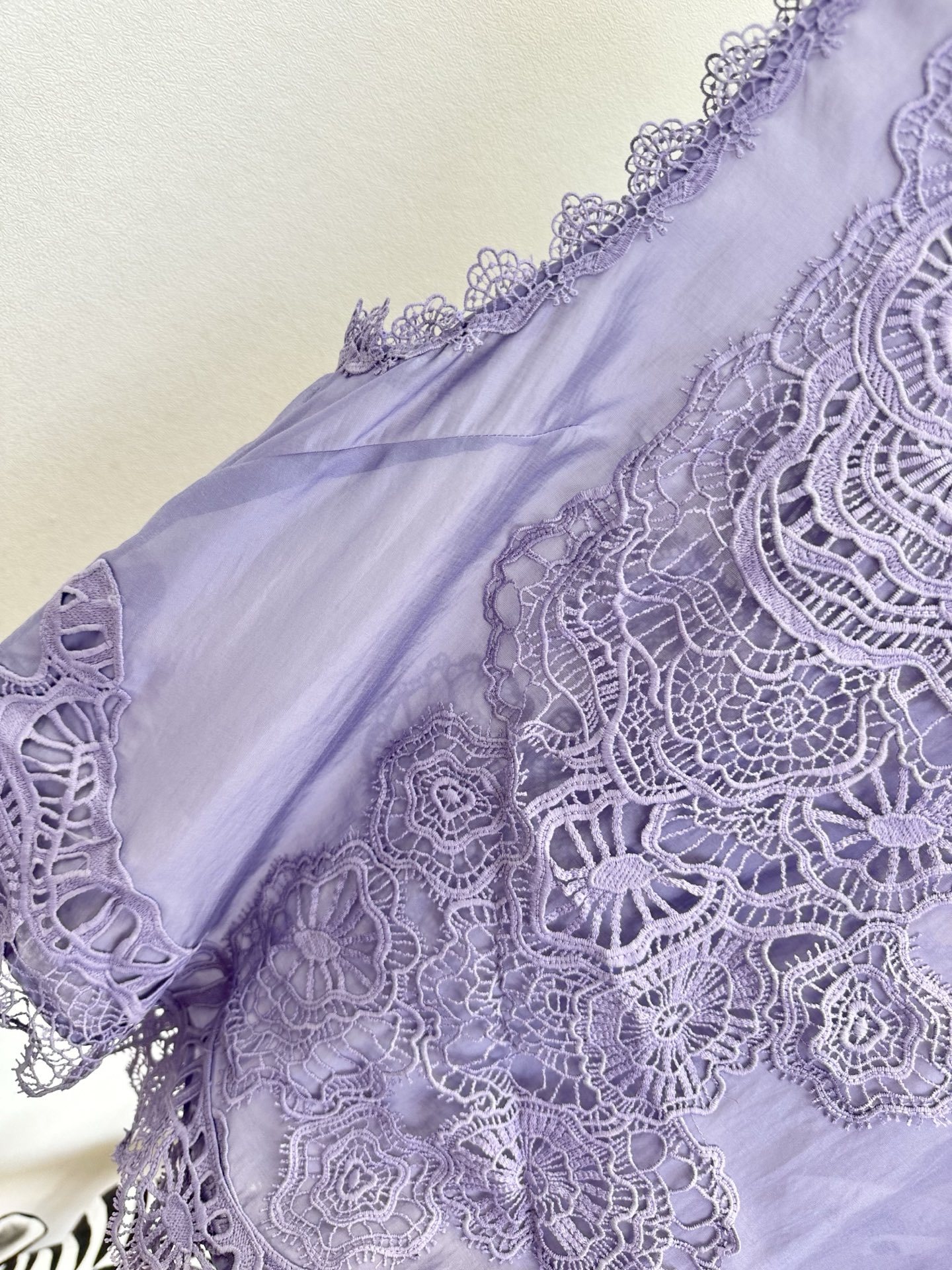 26S 这件背心真的是能一眼就爱的款 是把一整个春天的温柔都绣进了面料里。重工水溶花工艺：立体的蕾丝花纹