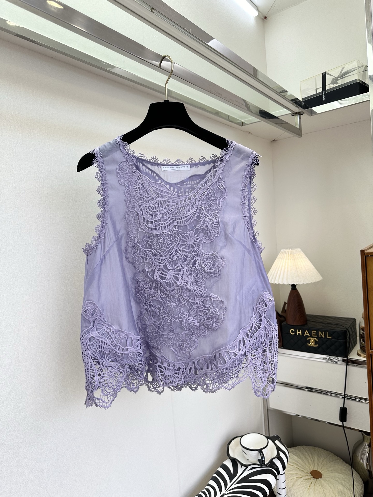 26S 这件背心真的是能一眼就爱的款 是把一整个春天的温柔都绣进了面料里。重工水溶花工艺：立体的蕾丝花纹