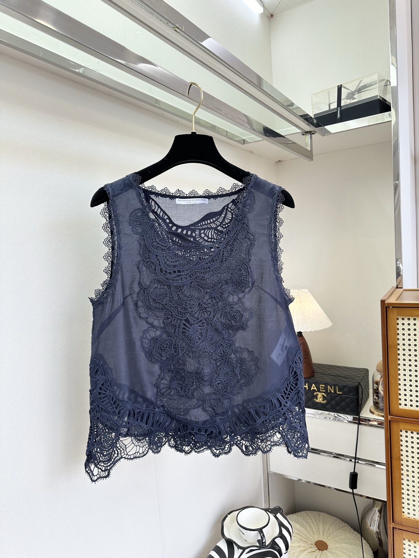 26S 这件背心真的是能一眼就爱的款 是把一整个春天的温柔都绣进了面料里。重工水溶花工艺：立体的蕾丝花纹