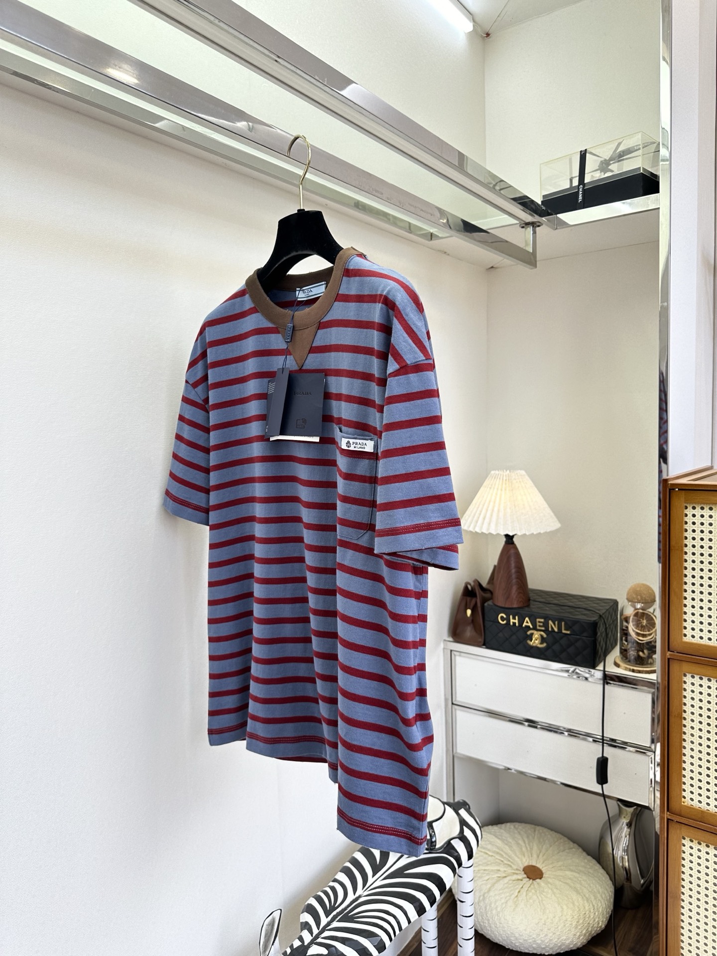 26S 普拉达复古蓝红条纹撞色，自带松弛的美式复古感。撞色V型领口和小标口袋，细节里藏着小心机，宽松版型