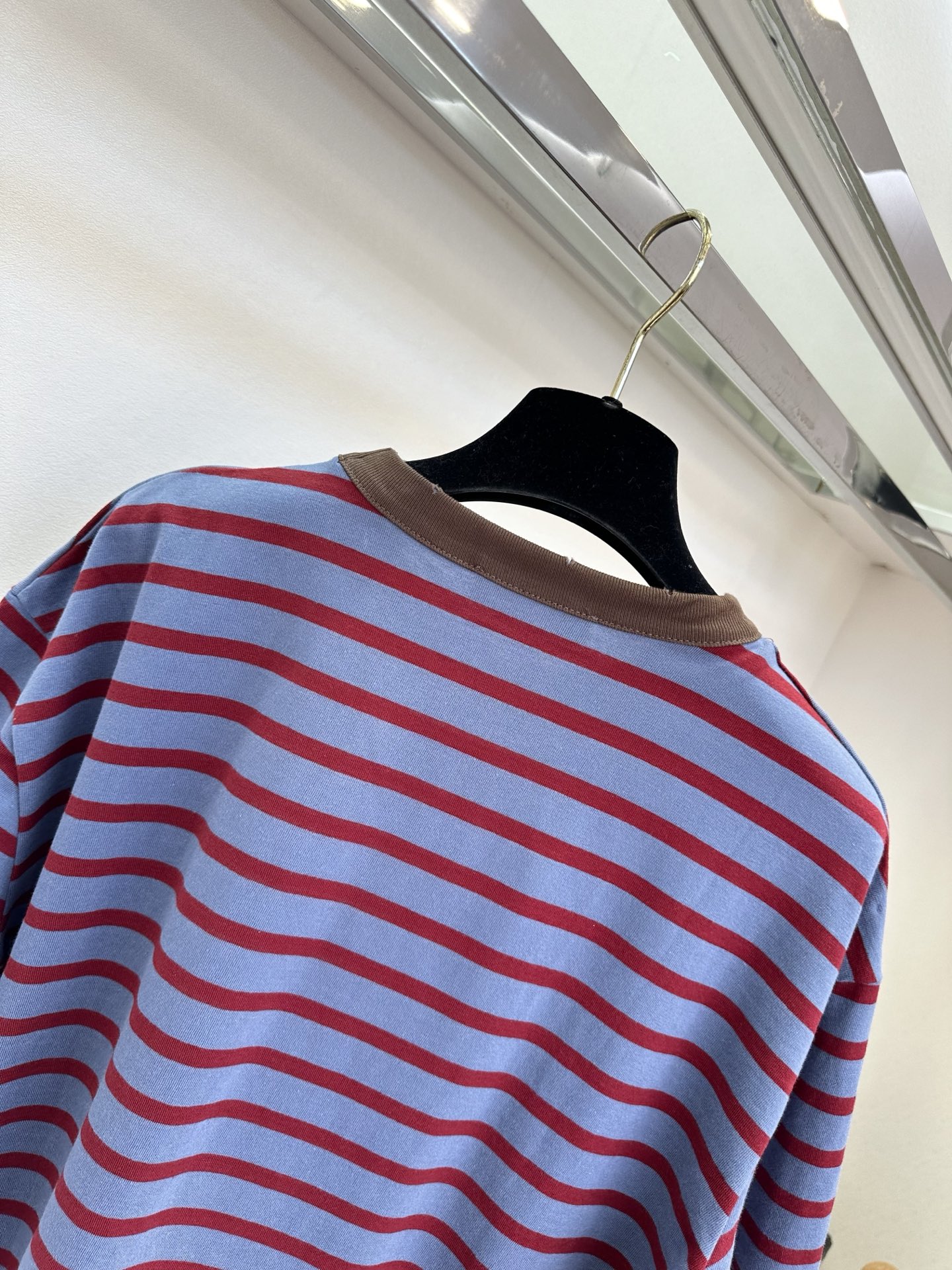 26S 普拉达复古蓝红条纹撞色，自带松弛的美式复古感。撞色V型领口和小标口袋，细节里藏着小心机，宽松版型