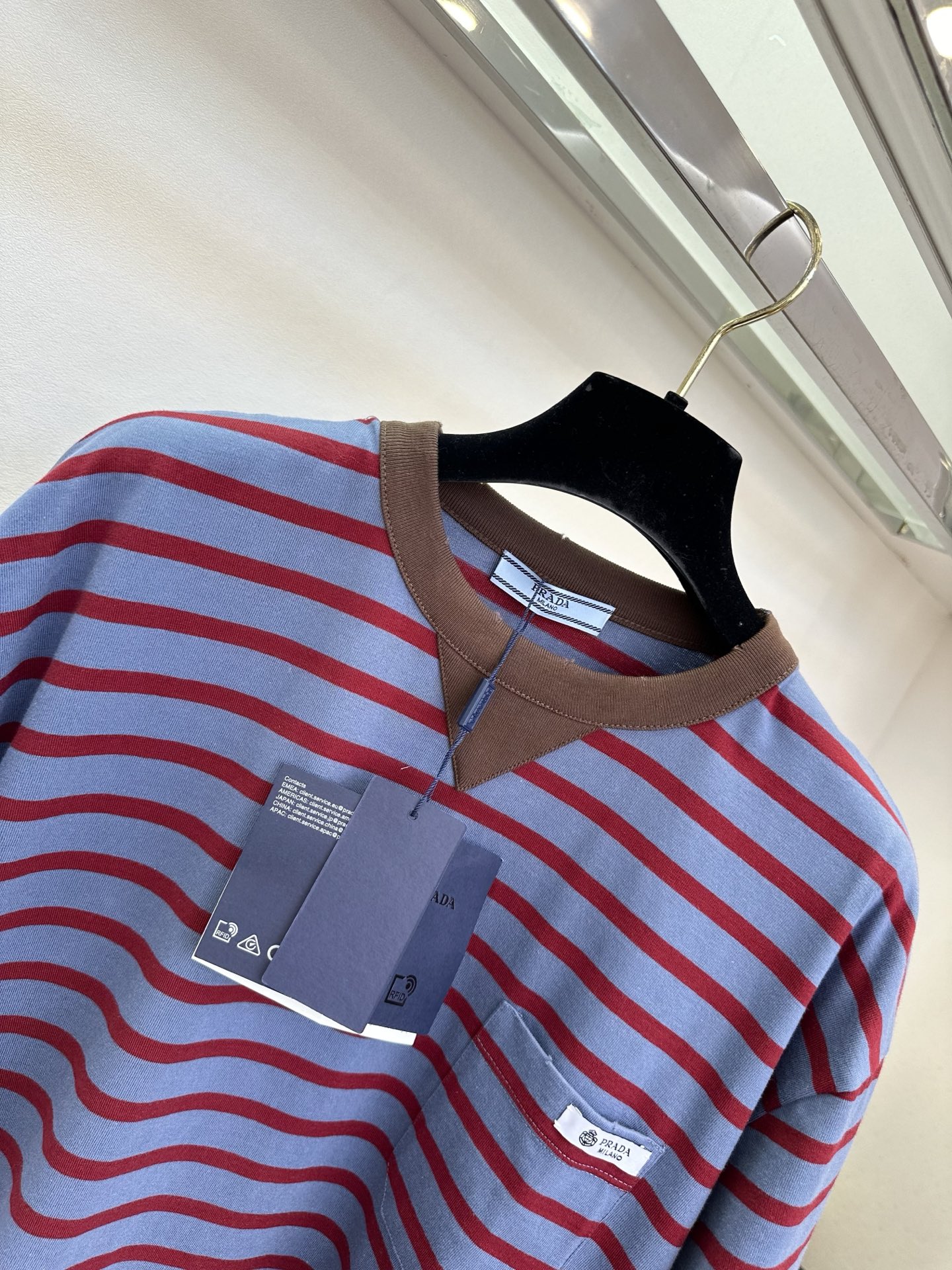 26S 普拉达复古蓝红条纹撞色，自带松弛的美式复古感。撞色V型领口和小标口袋，细节里藏着小心机，宽松版型