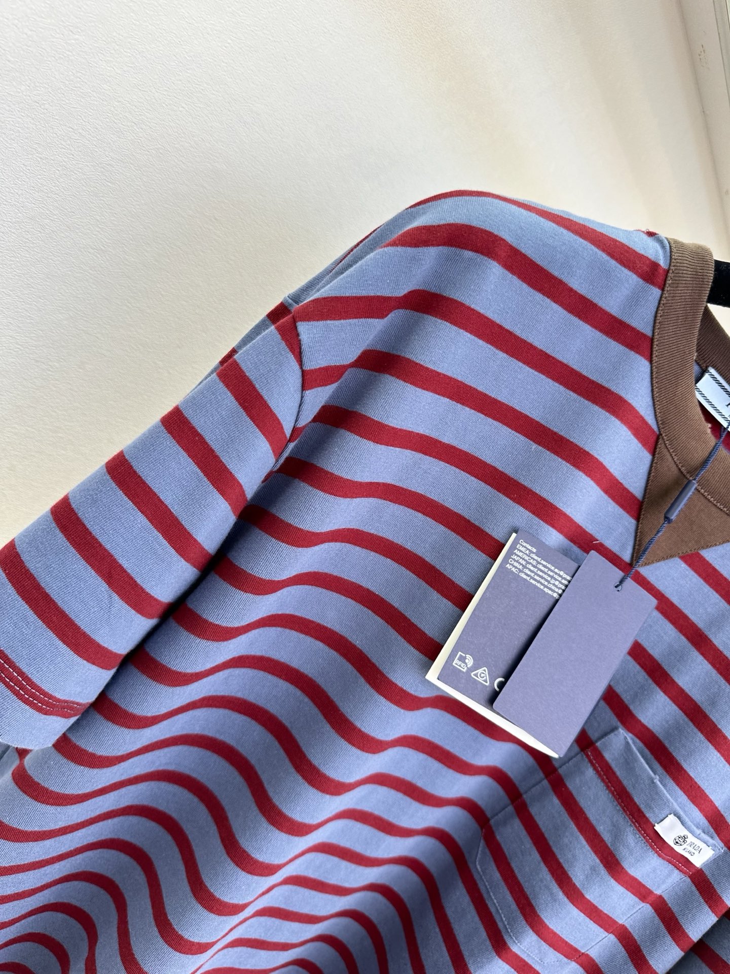 26S 普拉达复古蓝红条纹撞色，自带松弛的美式复古感。撞色V型领口和小标口袋，细节里藏着小心机，宽松版型