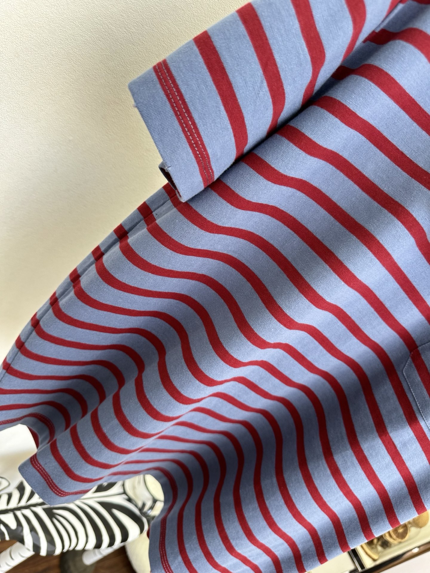 26S 普拉达复古蓝红条纹撞色，自带松弛的美式复古感。撞色V型领口和小标口袋，细节里藏着小心机，宽松版型