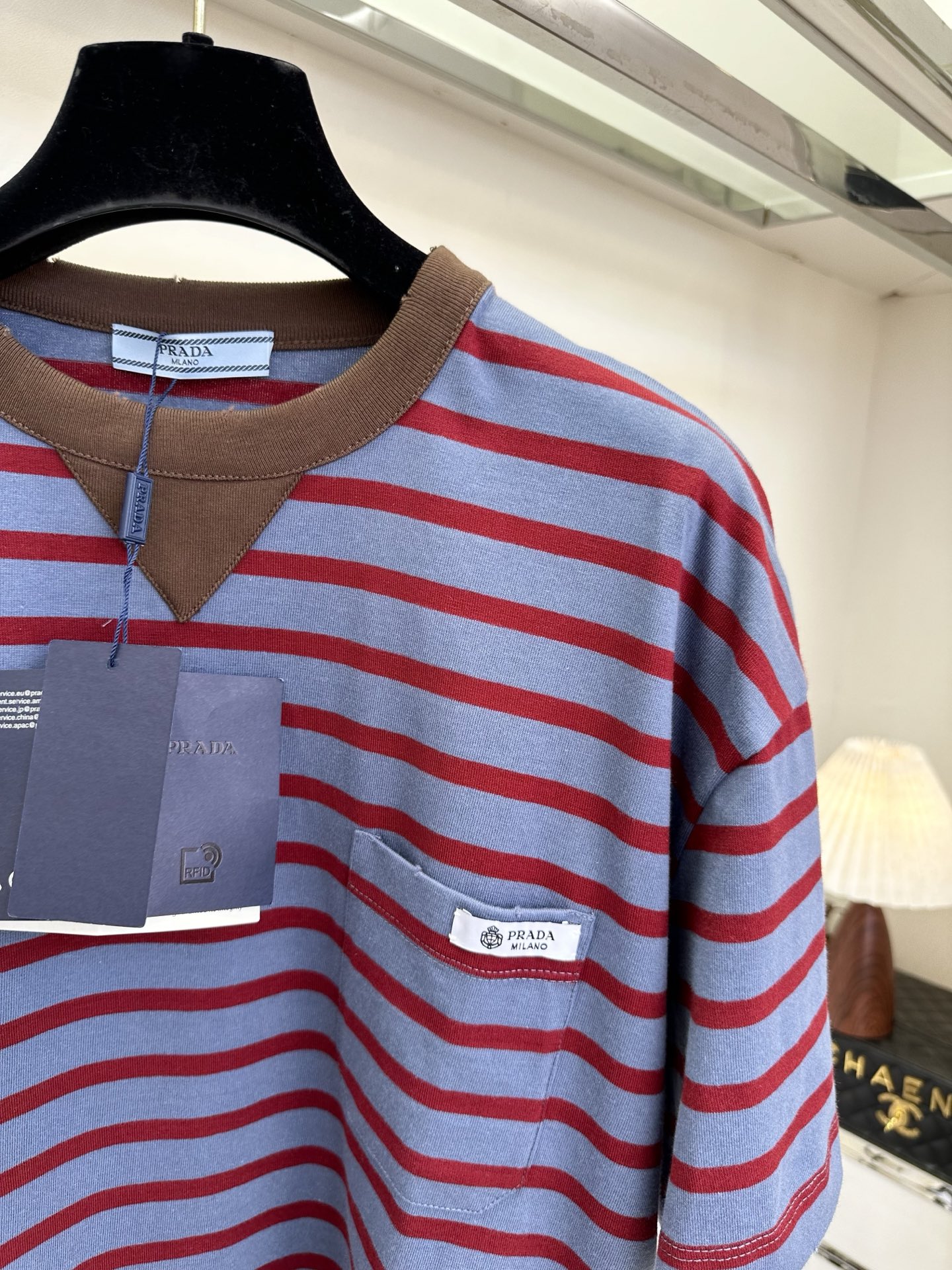 26S 普拉达复古蓝红条纹撞色，自带松弛的美式复古感。撞色V型领口和小标口袋，细节里藏着小心机，宽松版型