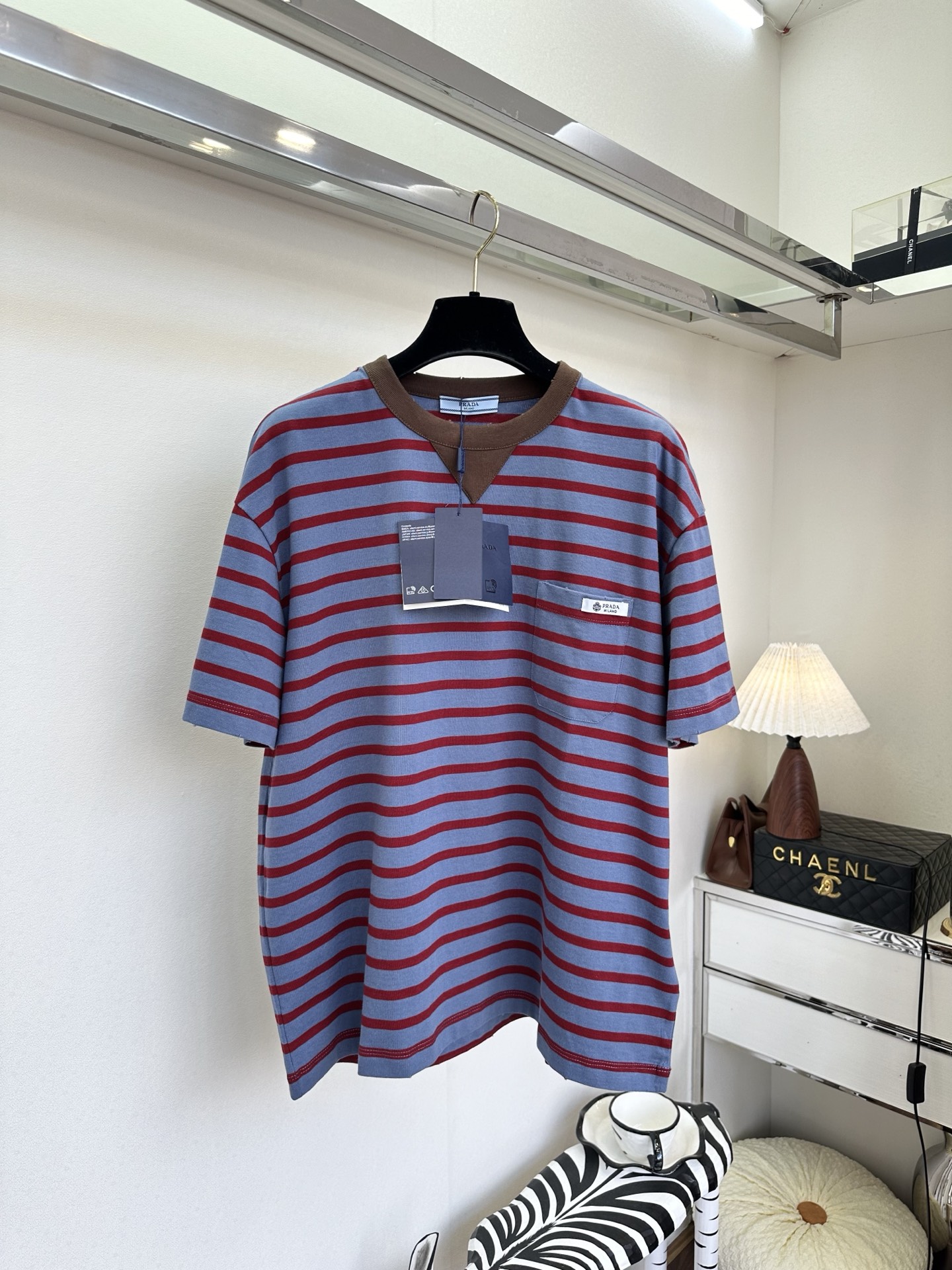 26S 普拉达复古蓝红条纹撞色，自带松弛的美式复古感。撞色V型领口和小标口袋，细节里藏着小心机，宽松版型