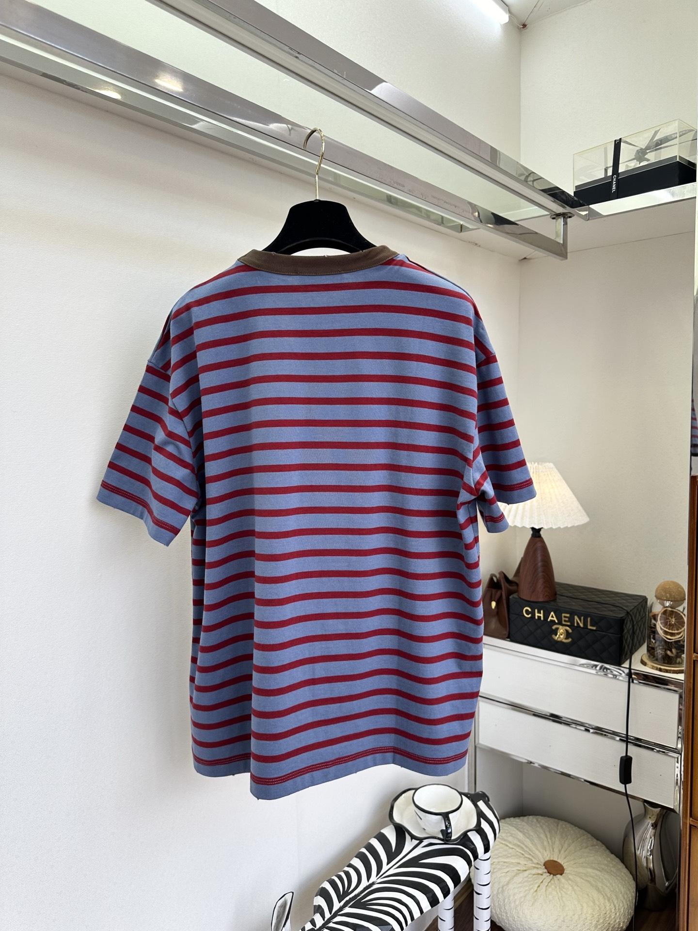 26S 普拉达复古蓝红条纹撞色，自带松弛的美式复古感。撞色V型领口和小标口袋，细节里藏着小心机，宽松版型