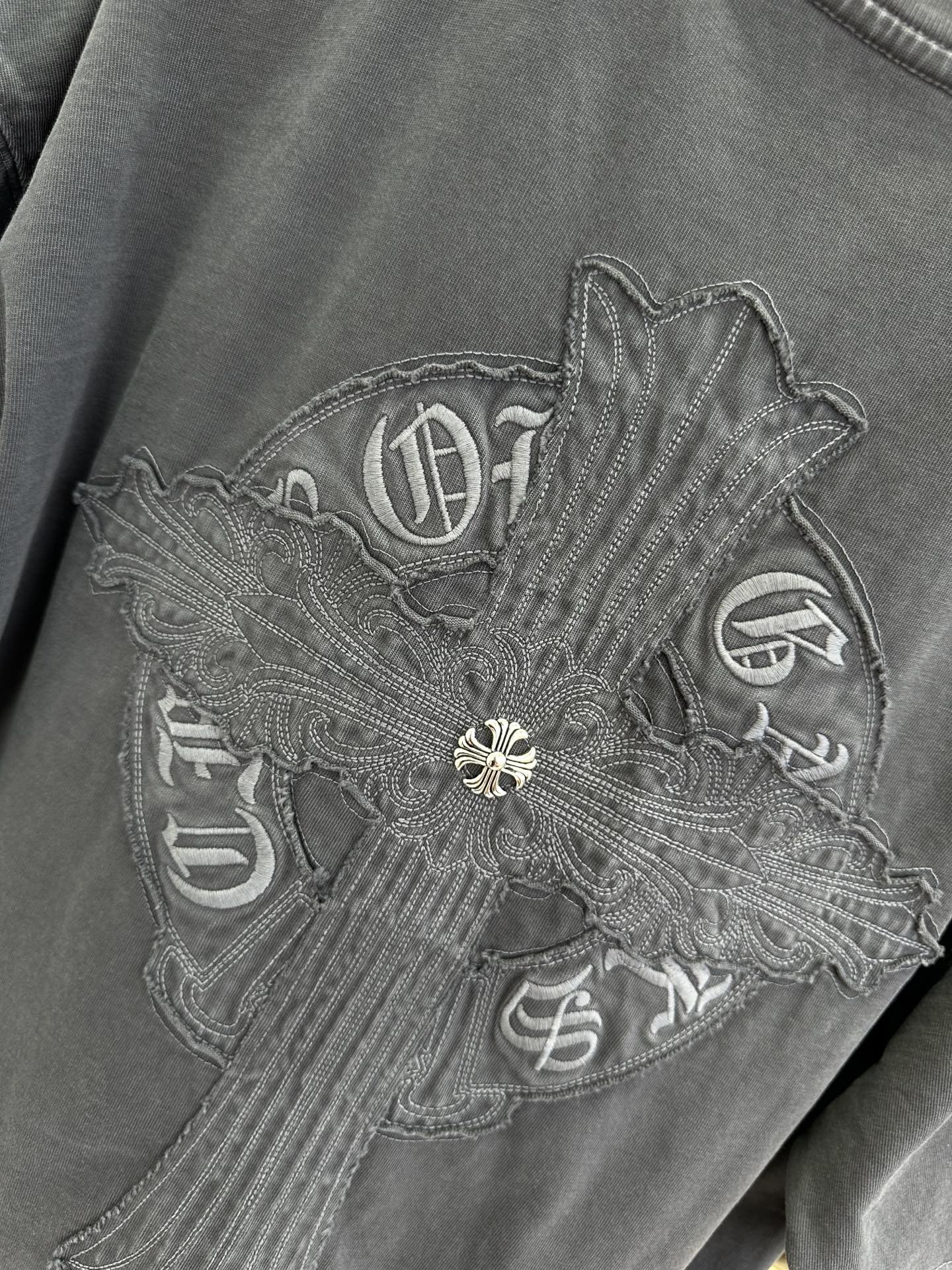 26S 克罗星潮人首选T胸前同色系刺绣徽章低调精致，背面重工十字贴布刺绣，复古做旧质感自带街头气场，ov