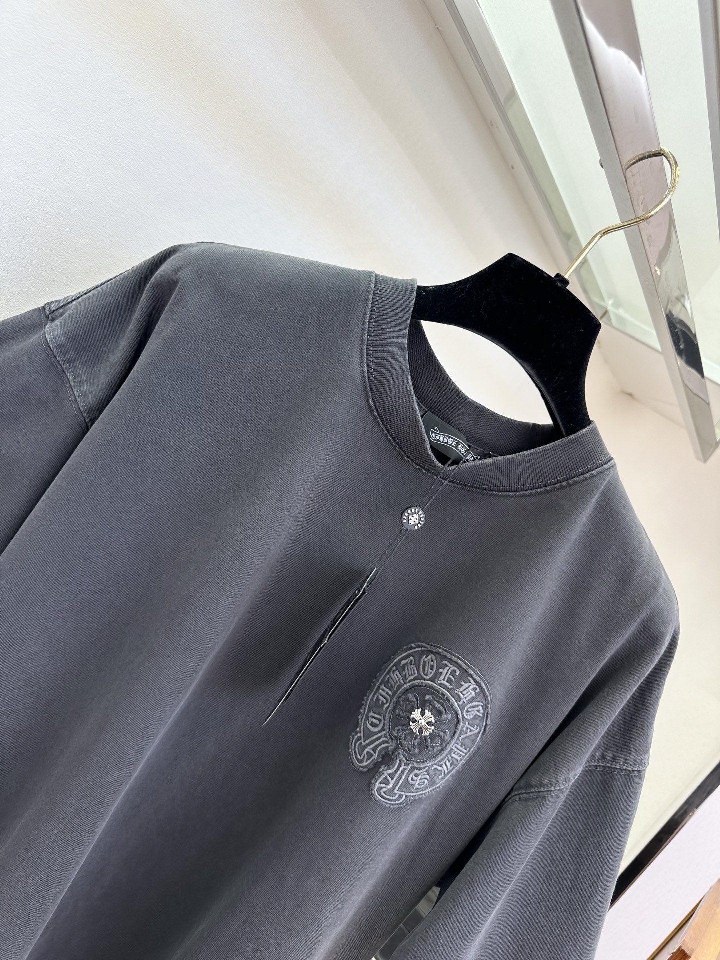 26S 克罗星潮人首选T胸前同色系刺绣徽章低调精致，背面重工十字贴布刺绣，复古做旧质感自带街头气场，ov