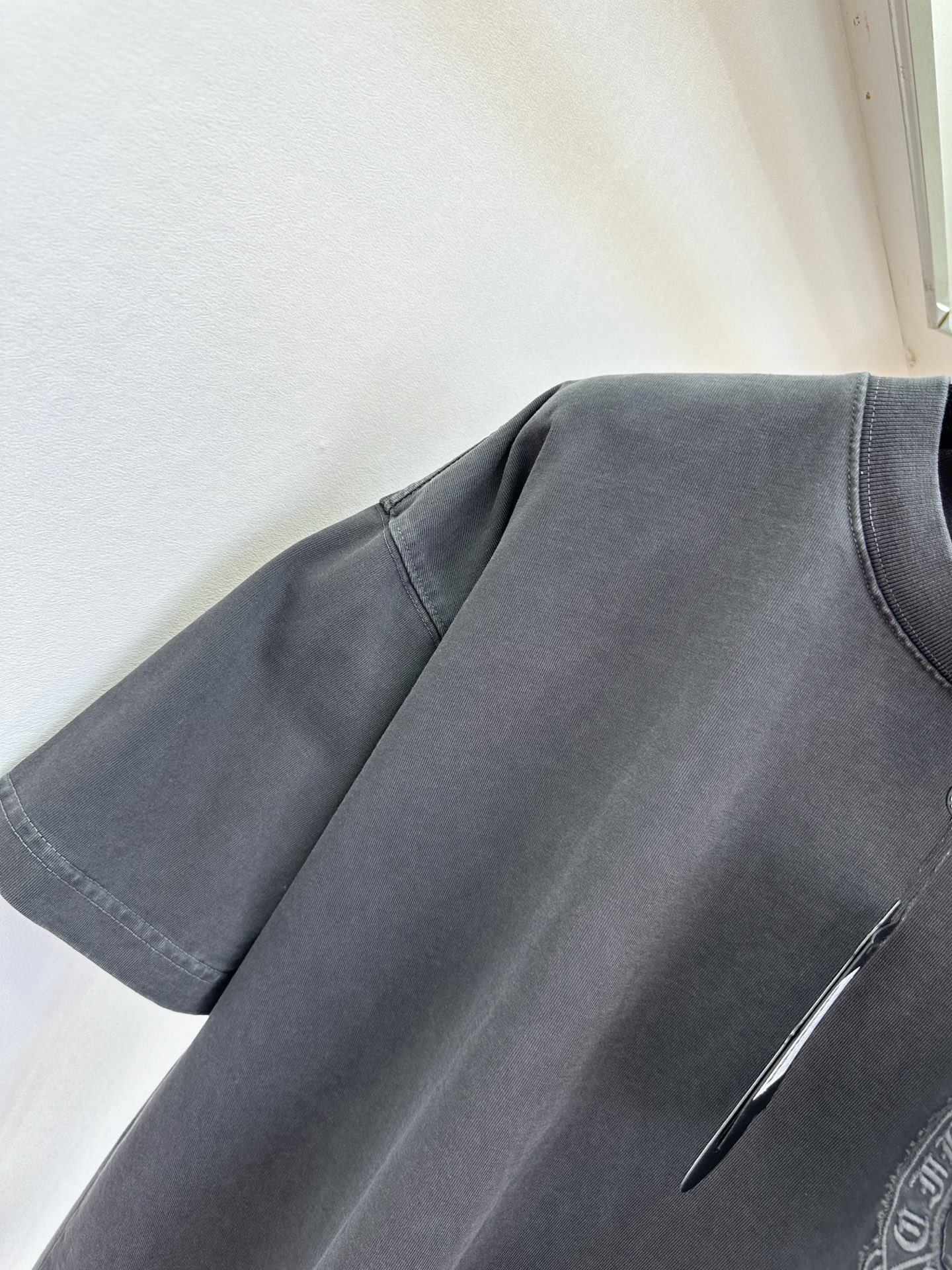 26S 克罗星潮人首选T胸前同色系刺绣徽章低调精致，背面重工十字贴布刺绣，复古做旧质感自带街头气场，ov