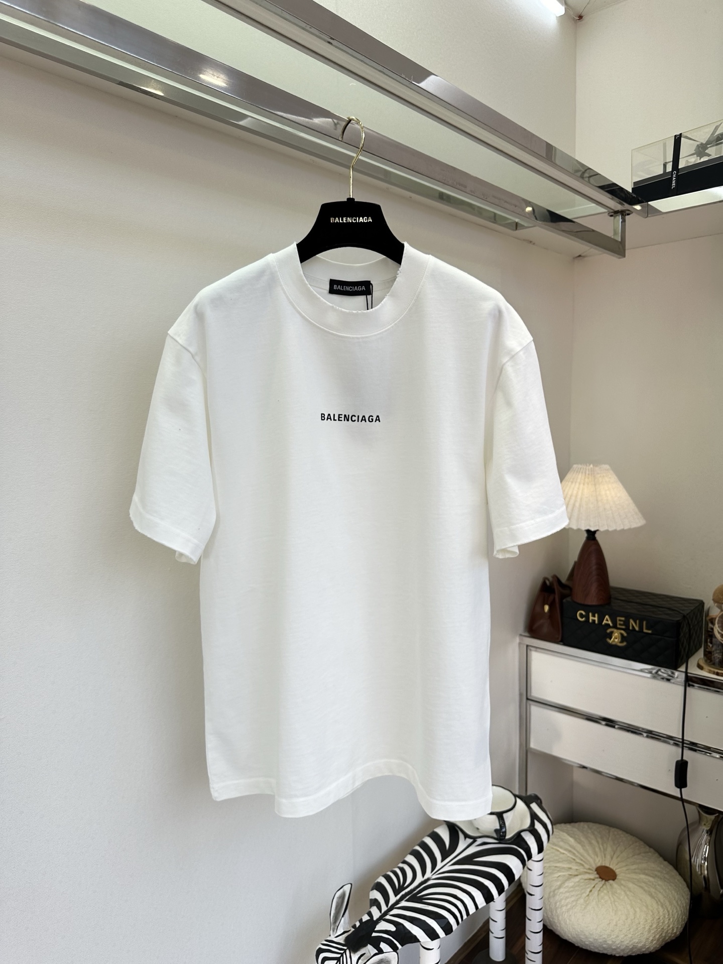 26S 这件T把“less is more”贯彻到底，正反两面都藏着低调的高级感 ，纯净白底色搭配利落的