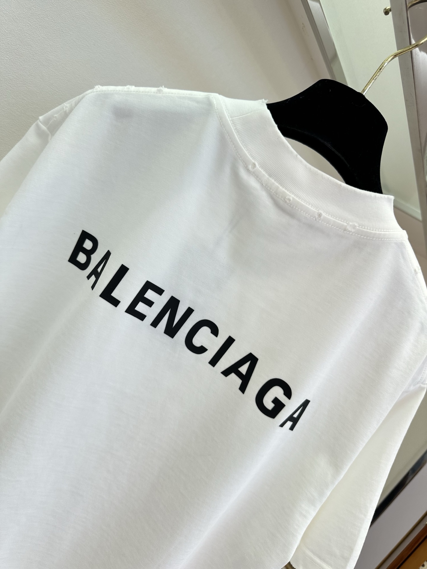 26S 这件T把“less is more”贯彻到底，正反两面都藏着低调的高级感 ，纯净白底色搭配利落的