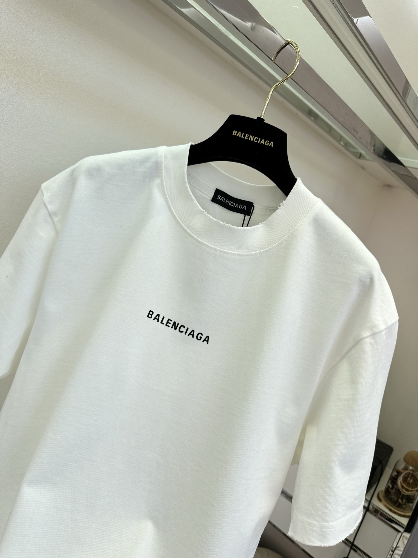 26S 这件T把“less is more”贯彻到底，正反两面都藏着低调的高级感 ，纯净白底色搭配利落的