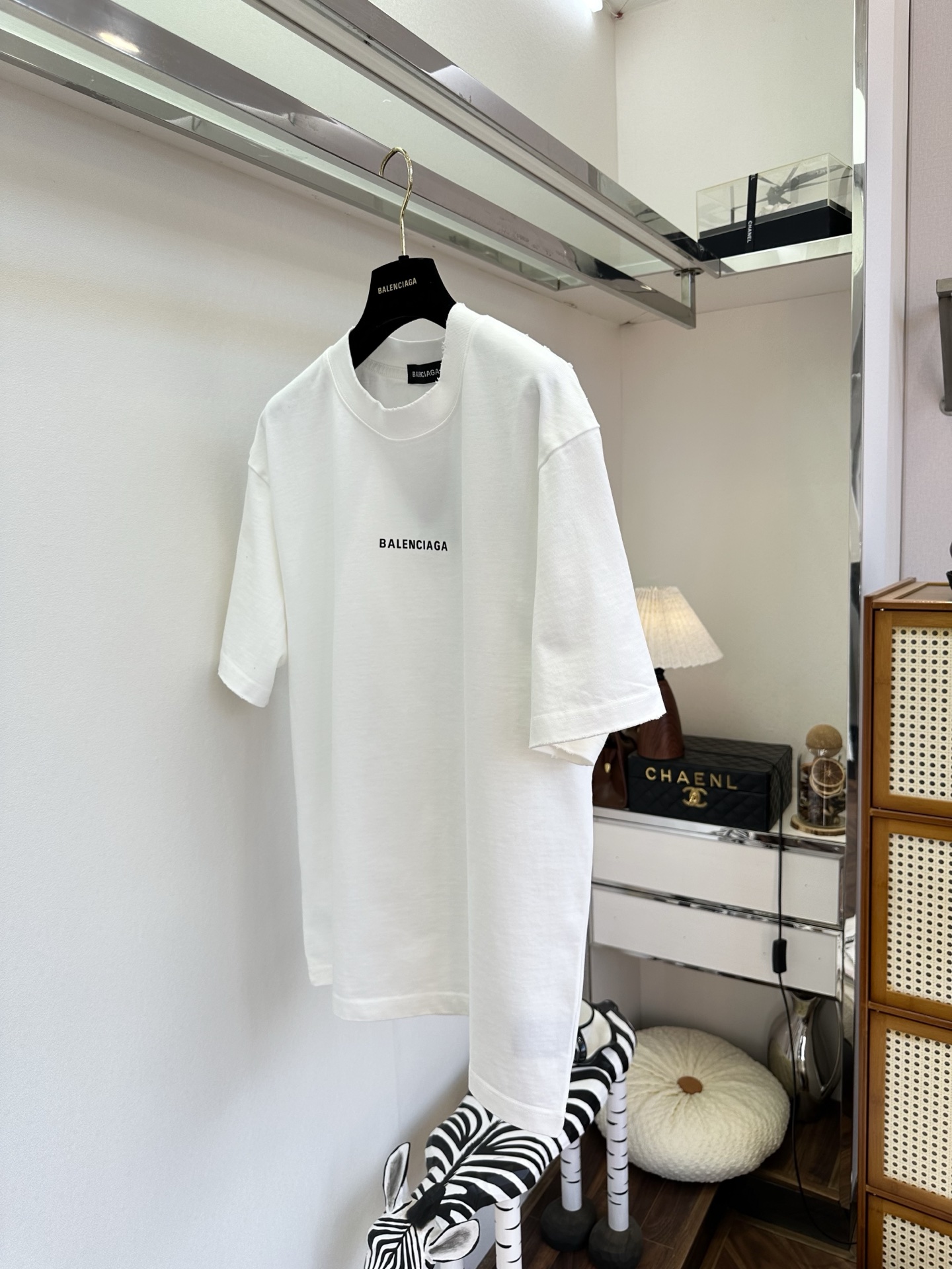 26S 这件T把“less is more”贯彻到底，正反两面都藏着低调的高级感 ，纯净白底色搭配利落的