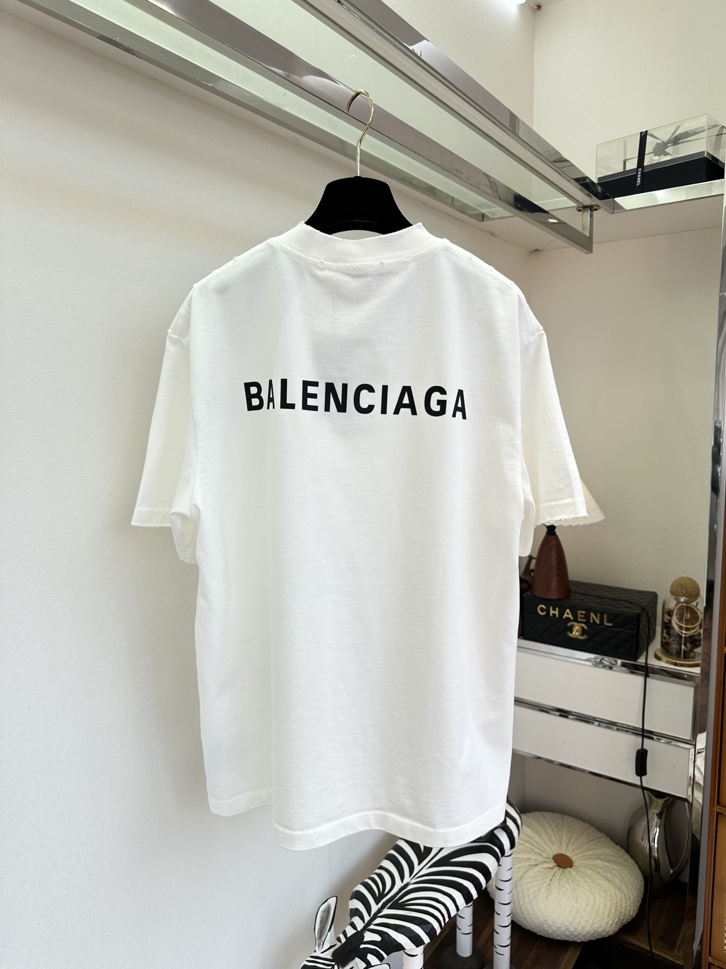 26S 这件T把“less is more”贯彻到底，正反两面都藏着低调的高级感 ，纯净白底色搭配利落的