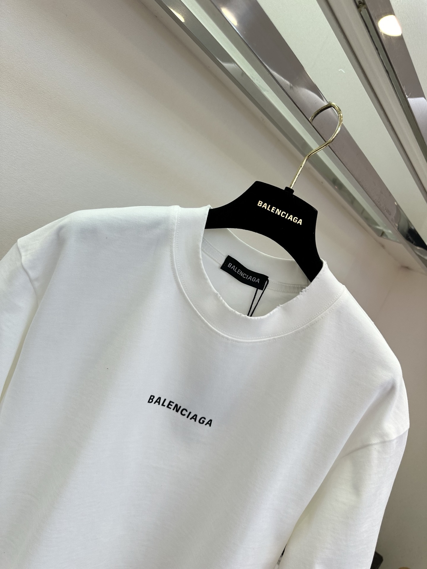 26S 这件T把“less is more”贯彻到底，正反两面都藏着低调的高级感 ，纯净白底色搭配利落的