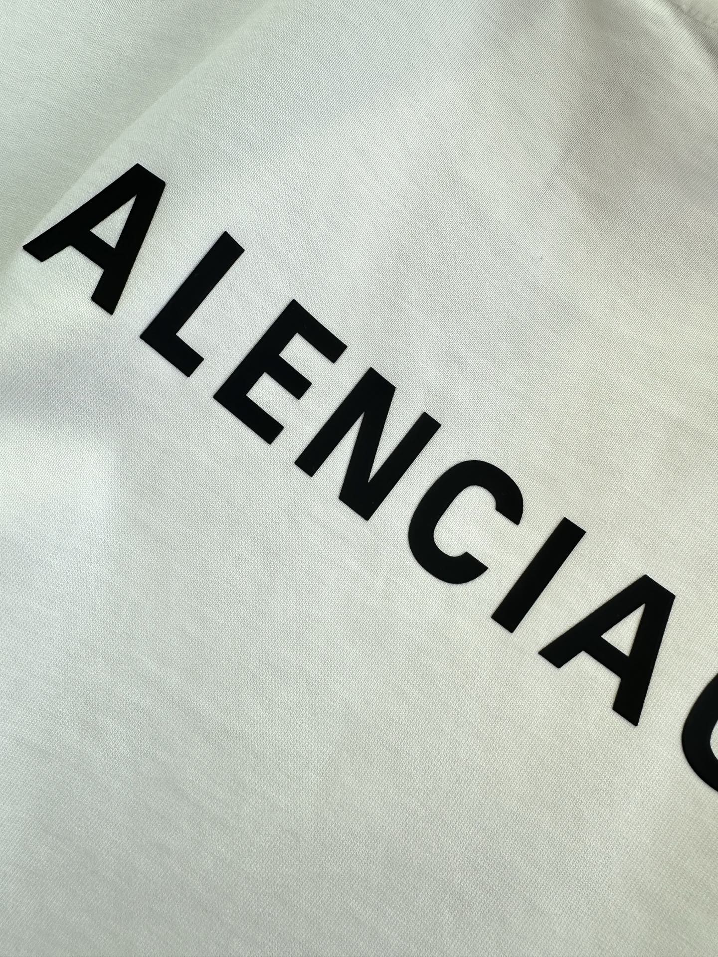 26S 这件T把“less is more”贯彻到底，正反两面都藏着低调的高级感 ，纯净白底色搭配利落的