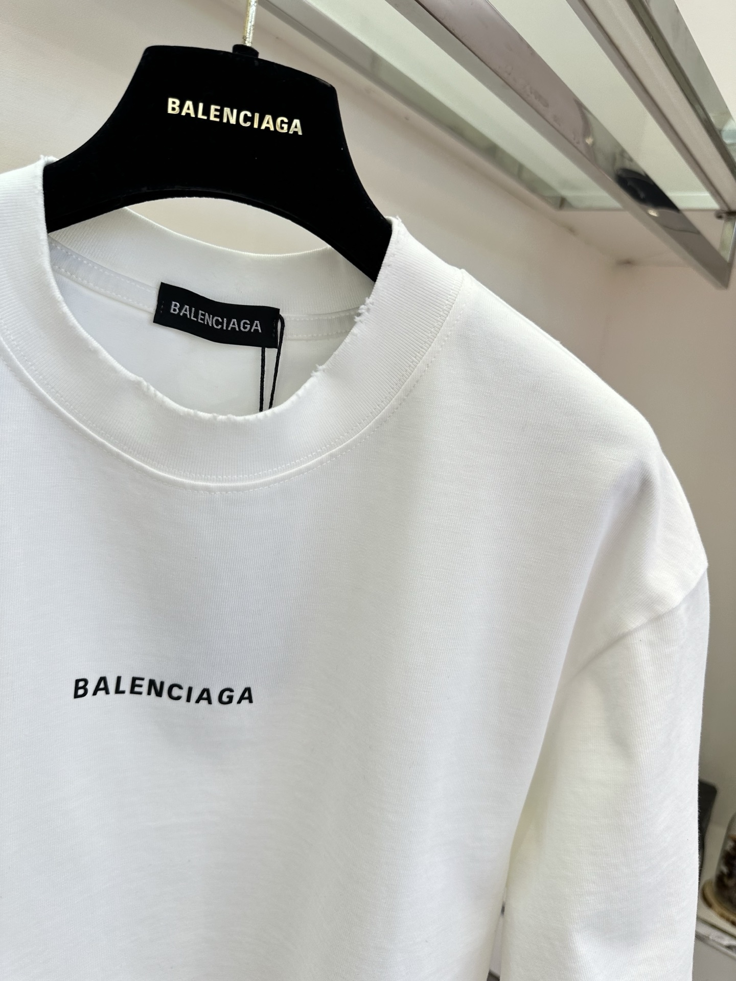 26S 这件T把“less is more”贯彻到底，正反两面都藏着低调的高级感 ，纯净白底色搭配利落的