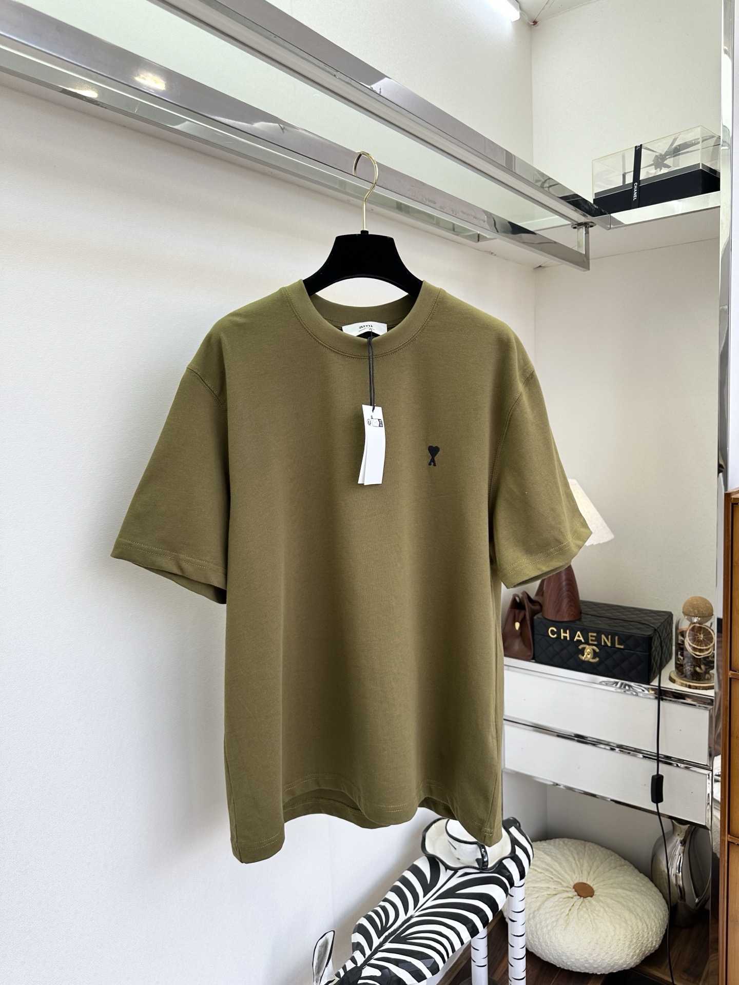 26S 极简剪裁 配上小爱心刺绣，是藏在细节里的法式浪漫。宽松版型慵懒随性，纯棉面料柔软亲肤，无论是单穿