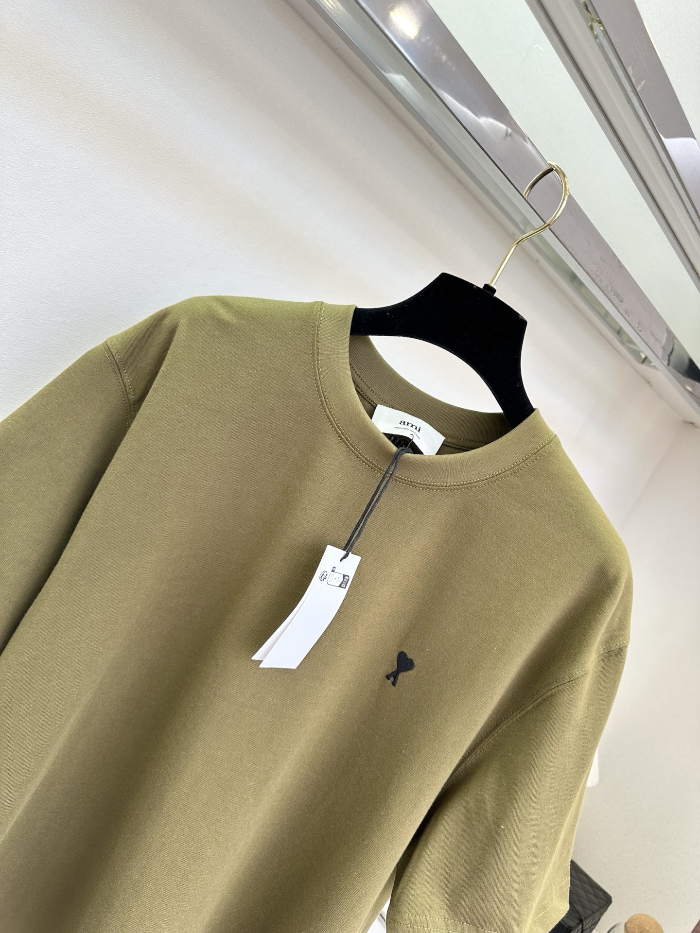 26S 极简剪裁 配上小爱心刺绣，是藏在细节里的法式浪漫。宽松版型慵懒随性，纯棉面料柔软亲肤，无论是单穿