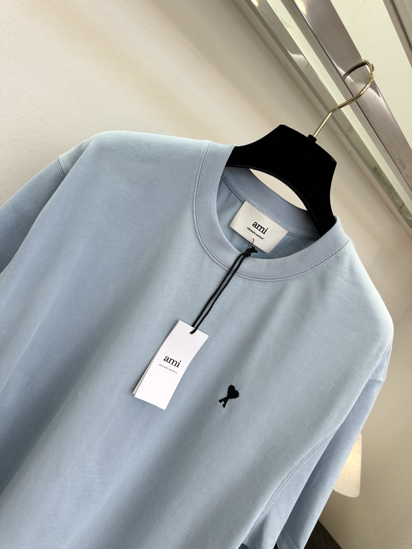 26S 极简剪裁 配上小爱心刺绣，是藏在细节里的法式浪漫。宽松版型慵懒随性，纯棉面料柔软亲肤，无论是单穿