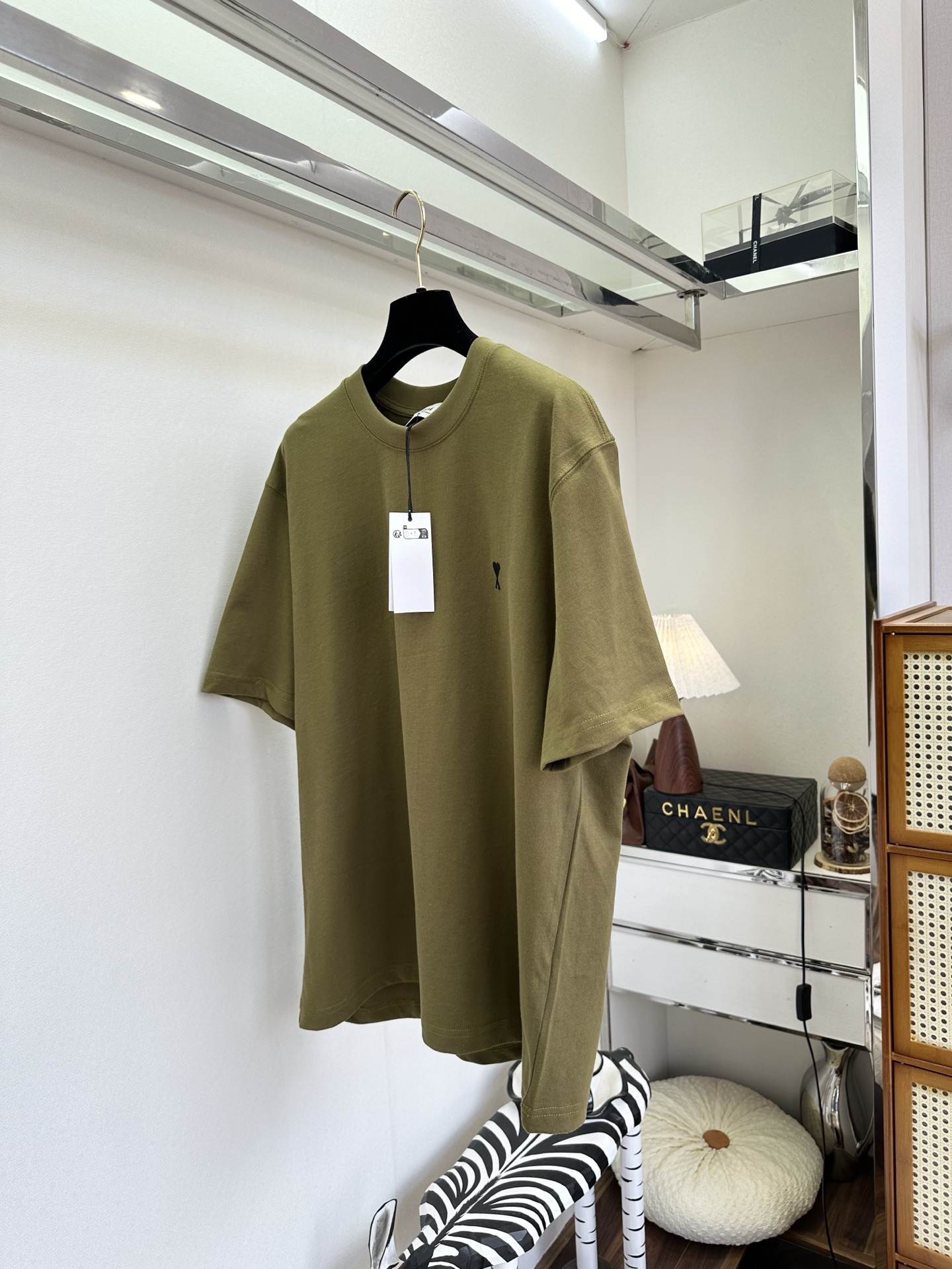 26S 极简剪裁 配上小爱心刺绣，是藏在细节里的法式浪漫。宽松版型慵懒随性，纯棉面料柔软亲肤，无论是单穿