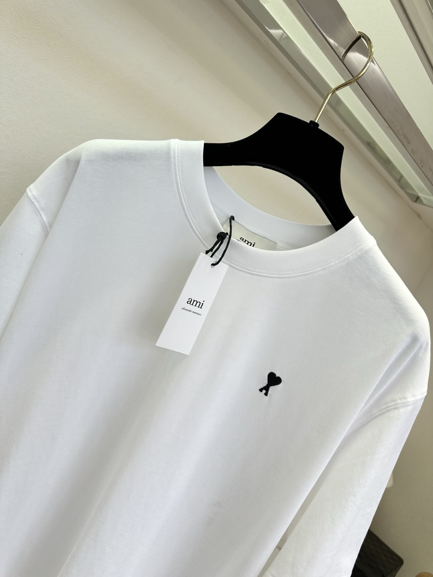 26S 极简剪裁 配上小爱心刺绣，是藏在细节里的法式浪漫。宽松版型慵懒随性，纯棉面料柔软亲肤，无论是单穿