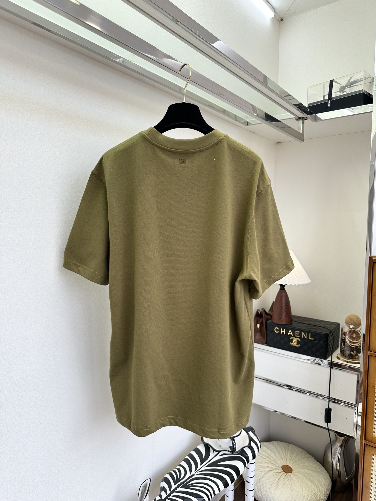 26S 极简剪裁 配上小爱心刺绣，是藏在细节里的法式浪漫。宽松版型慵懒随性，纯棉面料柔软亲肤，无论是单穿