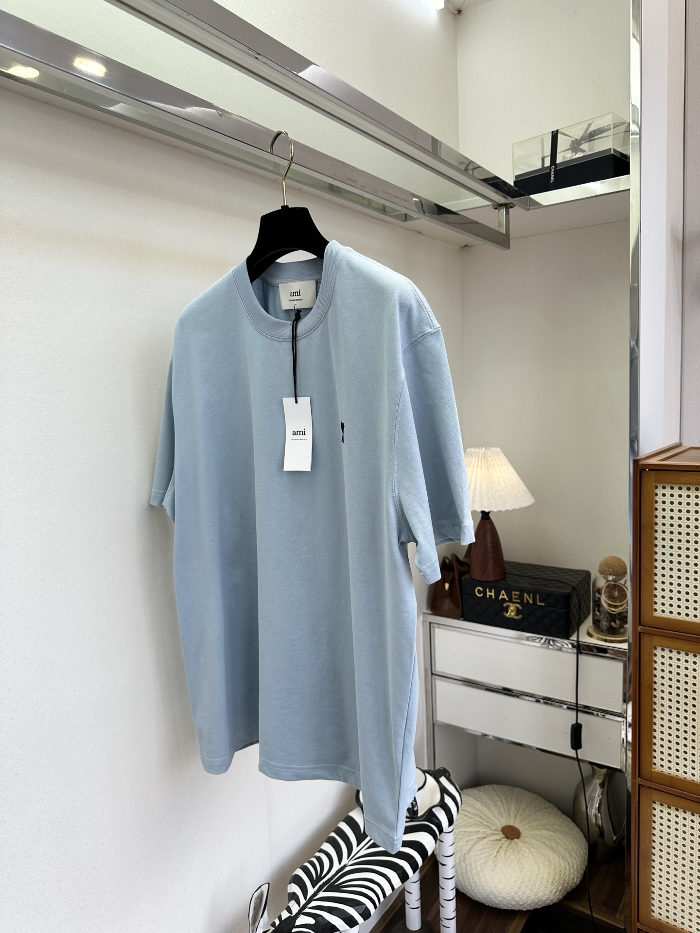 26S 极简剪裁 配上小爱心刺绣，是藏在细节里的法式浪漫。宽松版型慵懒随性，纯棉面料柔软亲肤，无论是单穿