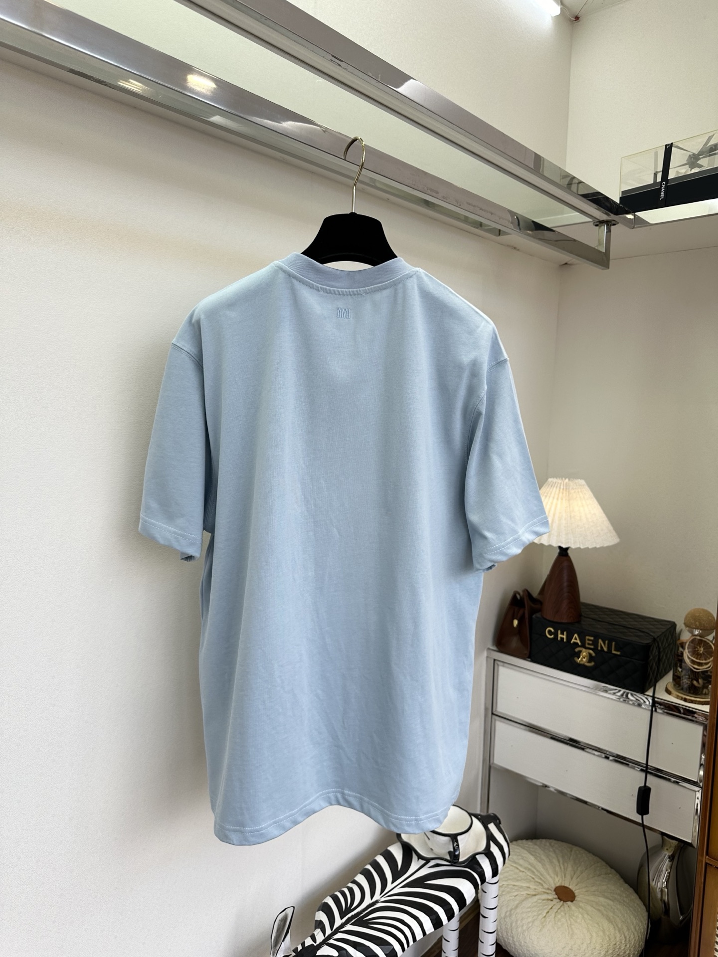 26S 极简剪裁 配上小爱心刺绣，是藏在细节里的法式浪漫。宽松版型慵懒随性，纯棉面料柔软亲肤，无论是单穿