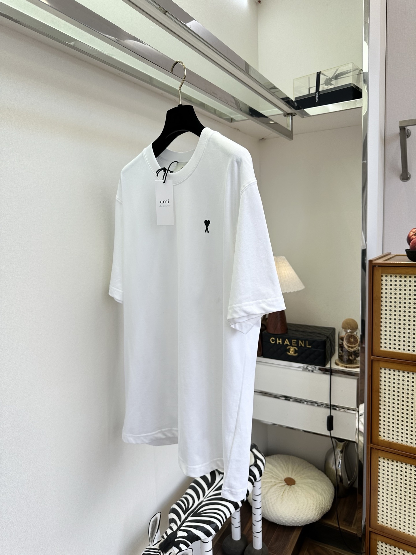 26S 极简剪裁 配上小爱心刺绣，是藏在细节里的法式浪漫。宽松版型慵懒随性，纯棉面料柔软亲肤，无论是单穿