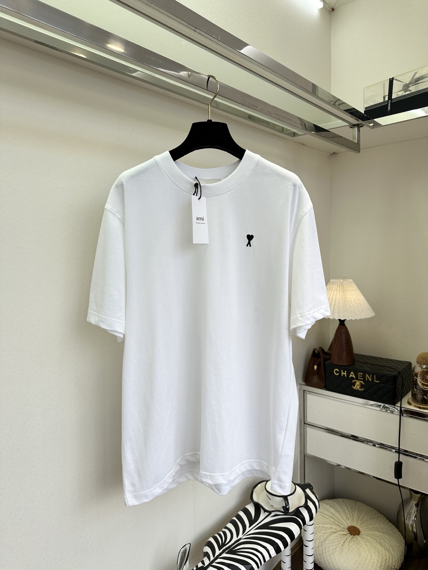 26S 极简剪裁 配上小爱心刺绣，是藏在细节里的法式浪漫。宽松版型慵懒随性，纯棉面料柔软亲肤，无论是单穿