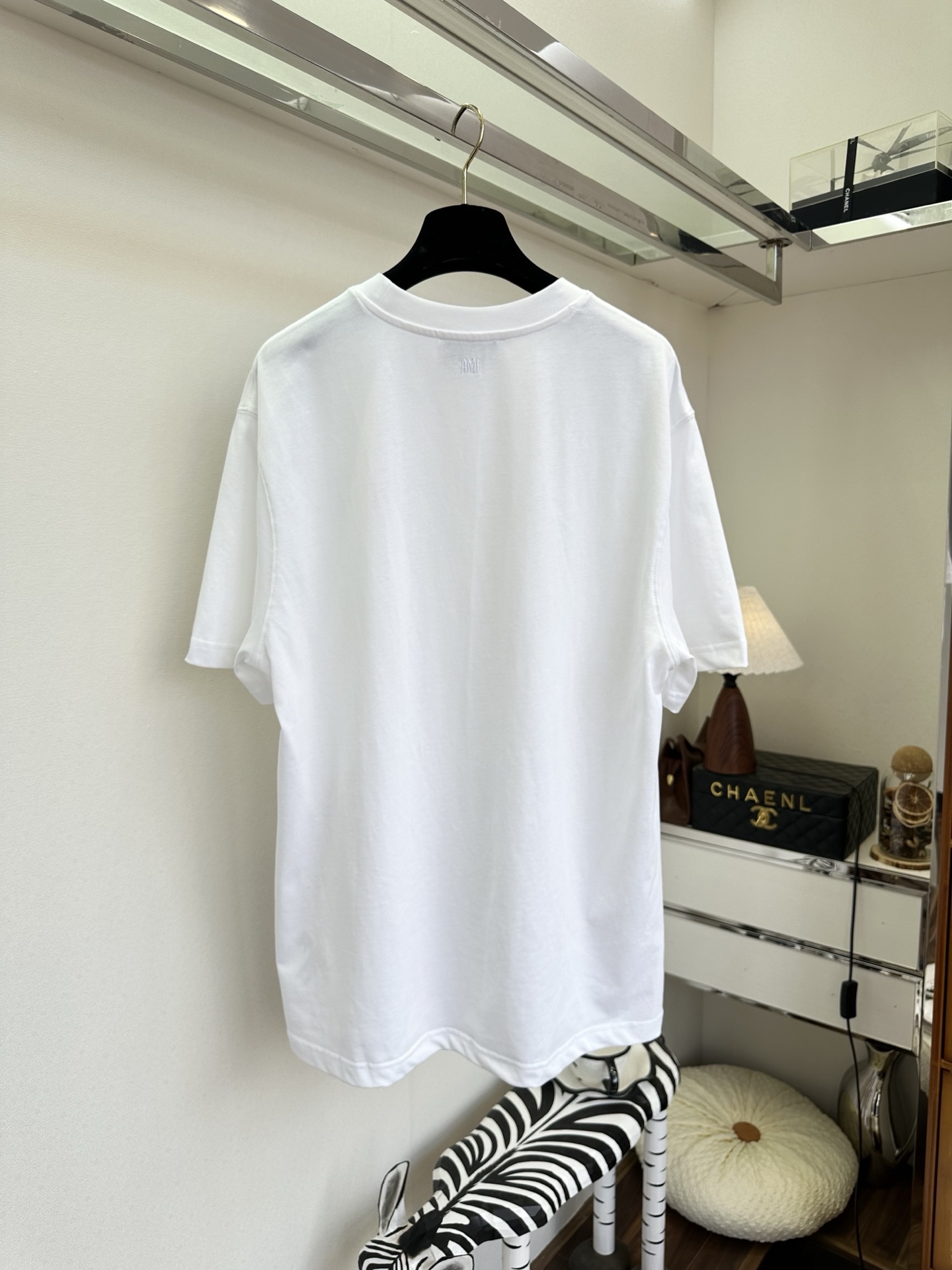 26S 极简剪裁 配上小爱心刺绣，是藏在细节里的法式浪漫。宽松版型慵懒随性，纯棉面料柔软亲肤，无论是单穿