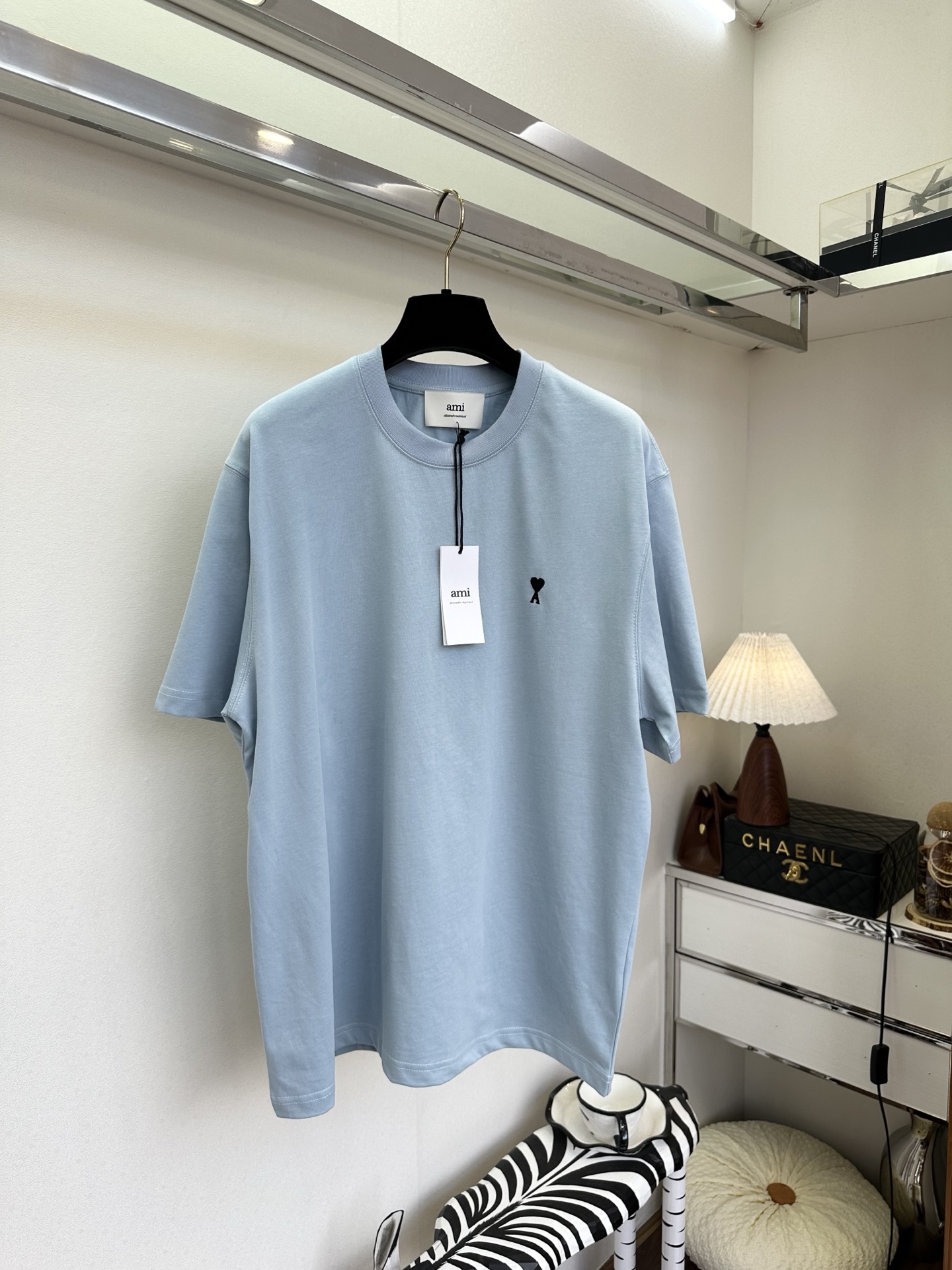 26S 极简剪裁 配上小爱心刺绣，是藏在细节里的法式浪漫。宽松版型慵懒随性，纯棉面料柔软亲肤，无论是单穿