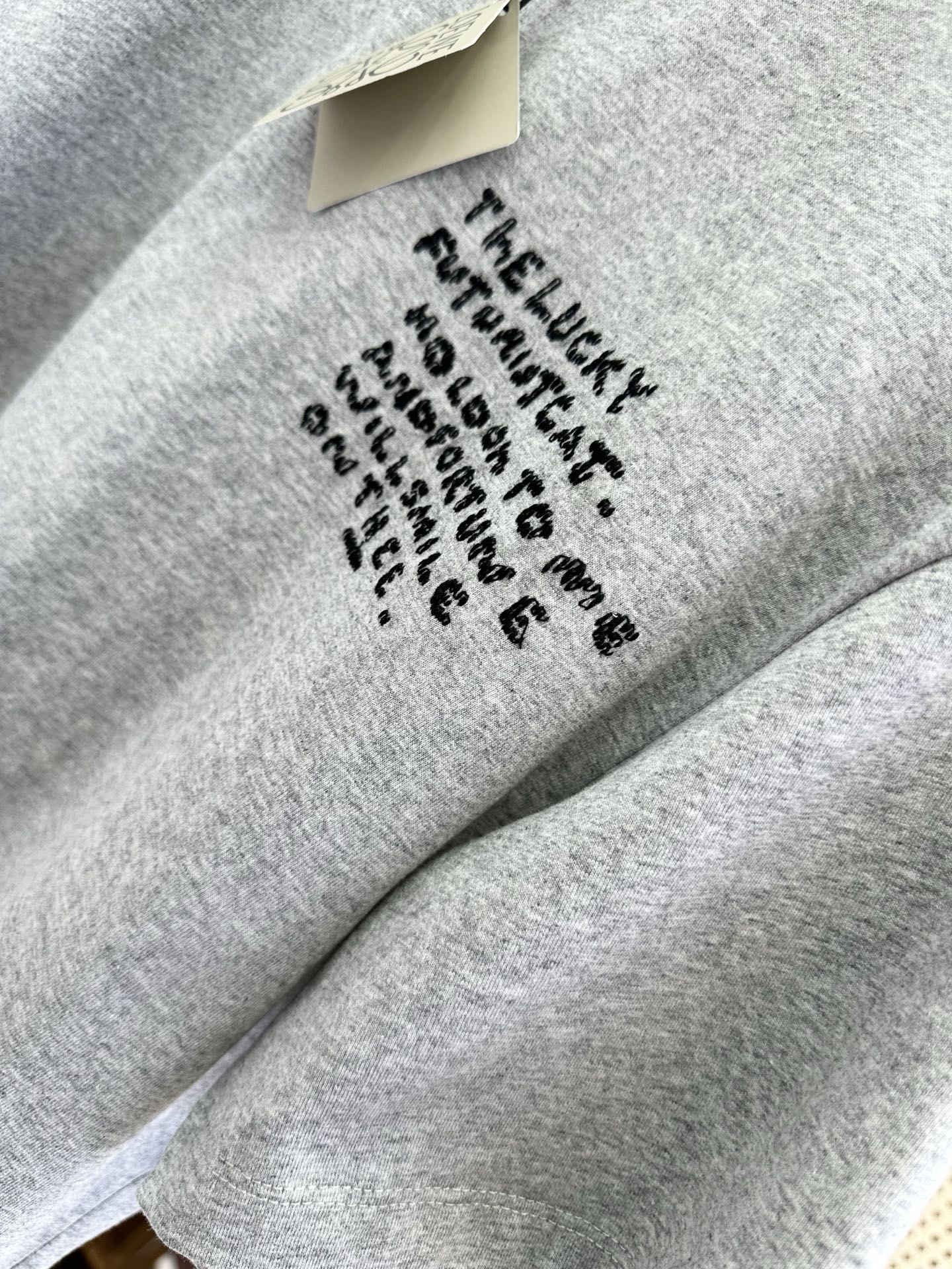 26S 罗意威的这款t真的是爱t人士的必入款，浅麻灰底色上，刺绣工艺的手写体英文短句藏着随性态度，背后像