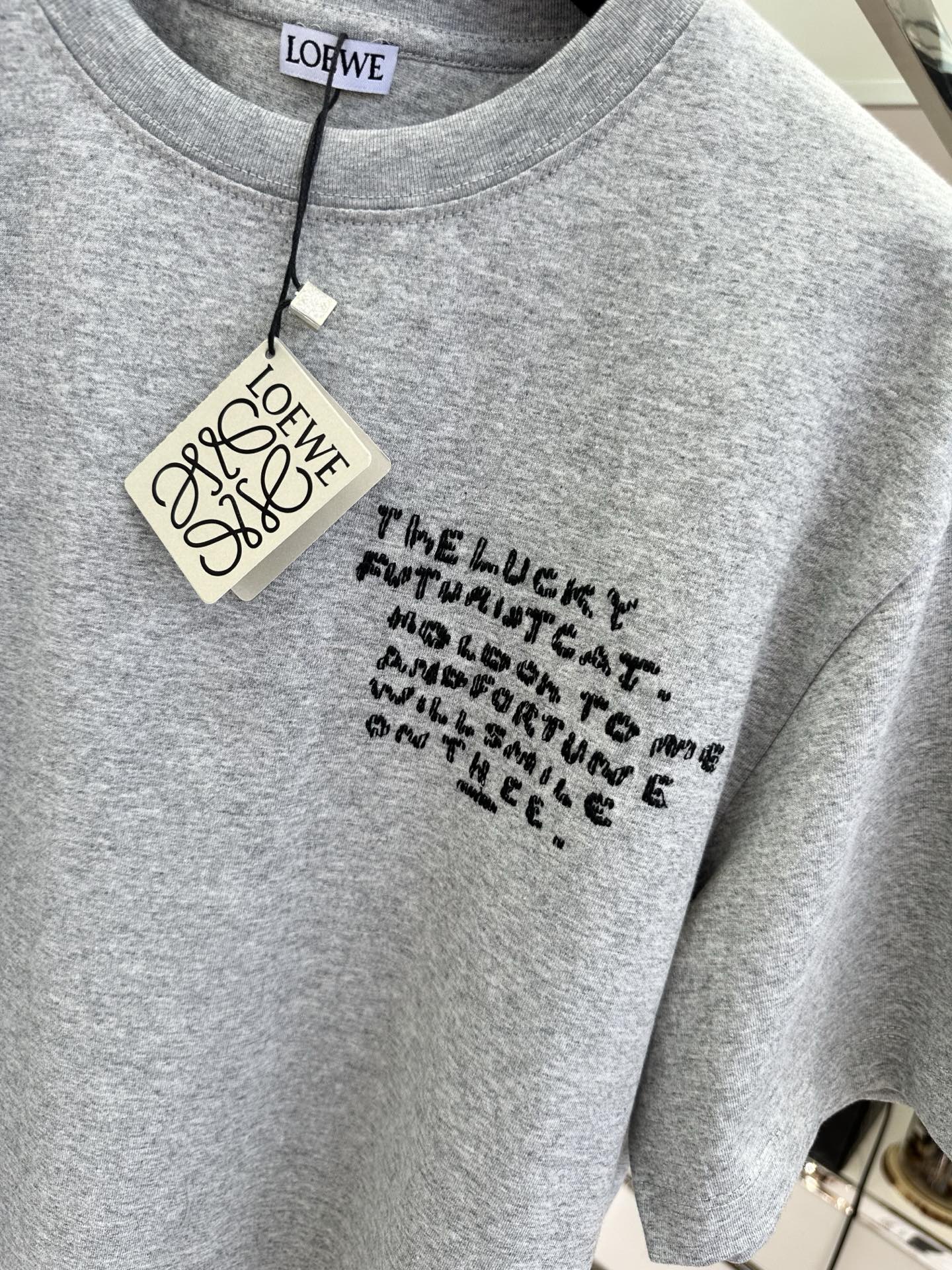 26S 罗意威的这款t真的是爱t人士的必入款，浅麻灰底色上，刺绣工艺的手写体英文短句藏着随性态度，背后像