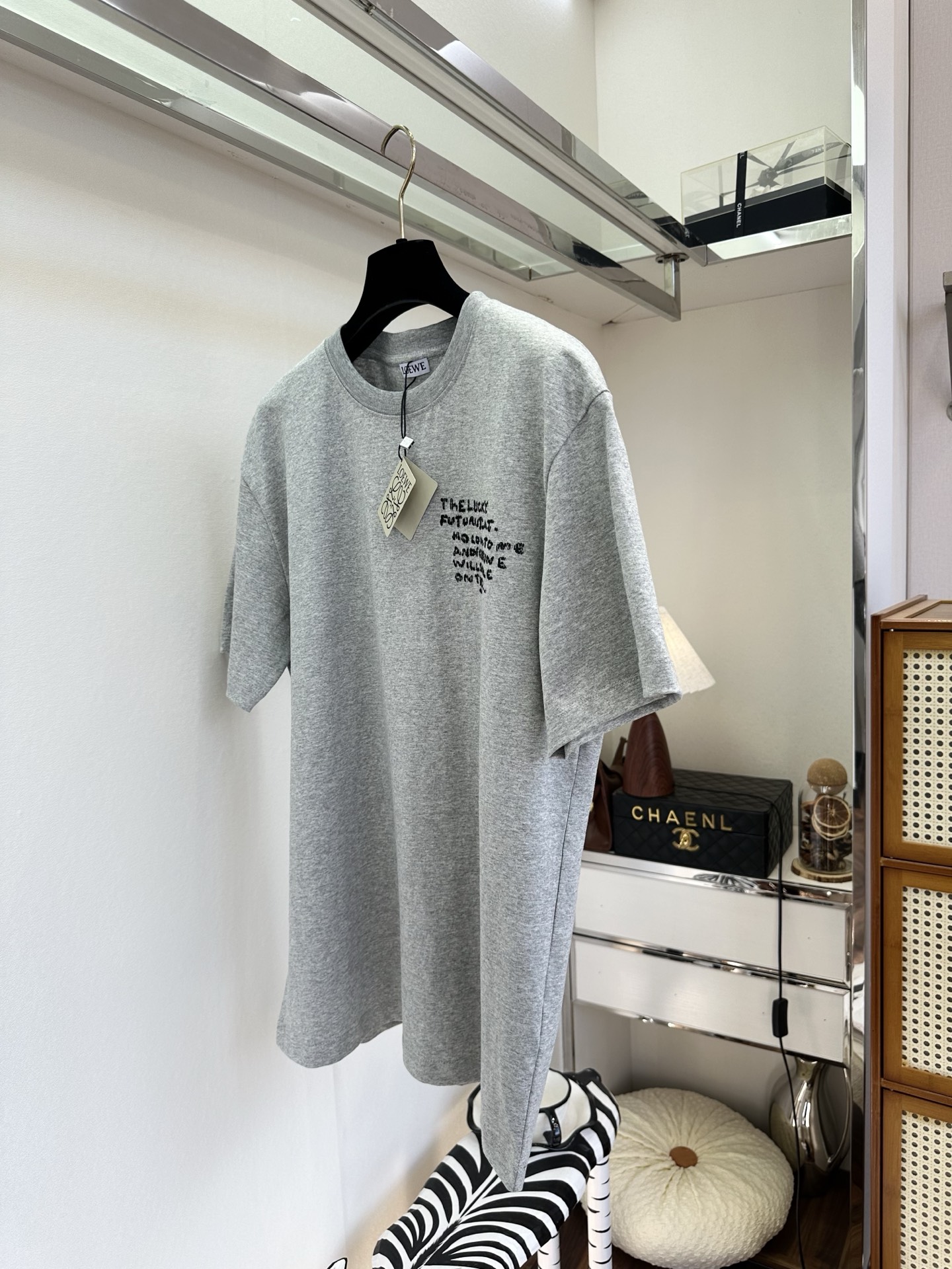 26S 罗意威的这款t真的是爱t人士的必入款，浅麻灰底色上，刺绣工艺的手写体英文短句藏着随性态度，背后像