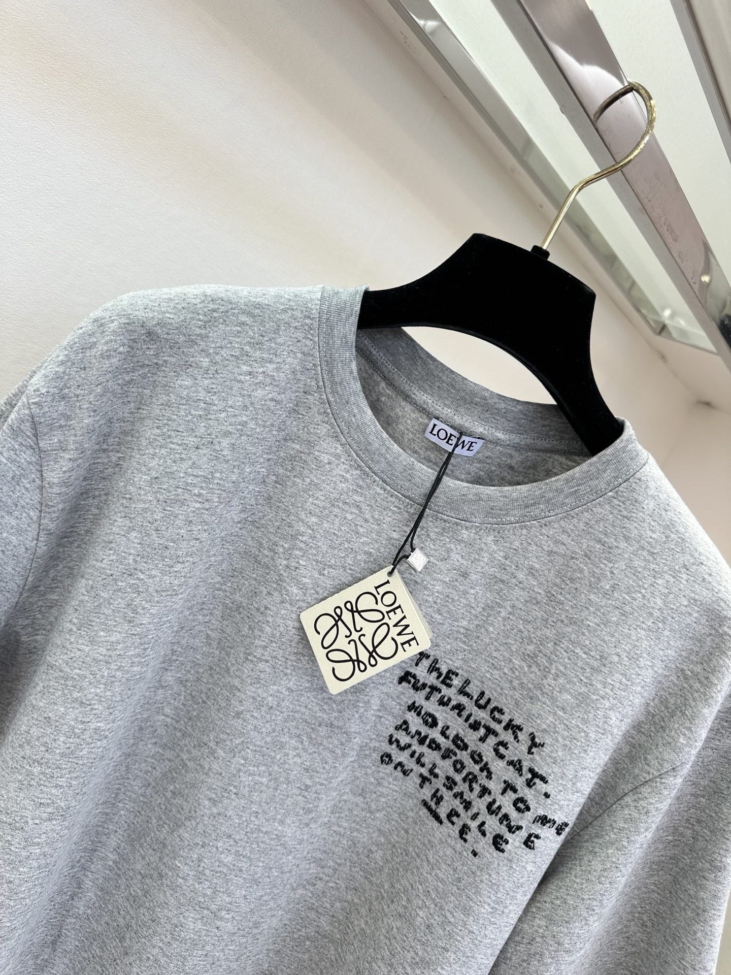 26S 罗意威的这款t真的是爱t人士的必入款，浅麻灰底色上，刺绣工艺的手写体英文短句藏着随性态度，背后像