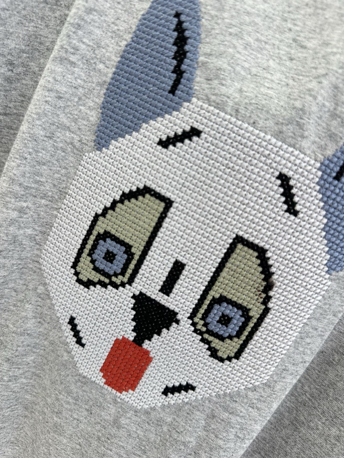 26S 罗意威的这款t真的是爱t人士的必入款，浅麻灰底色上，刺绣工艺的手写体英文短句藏着随性态度，背后像