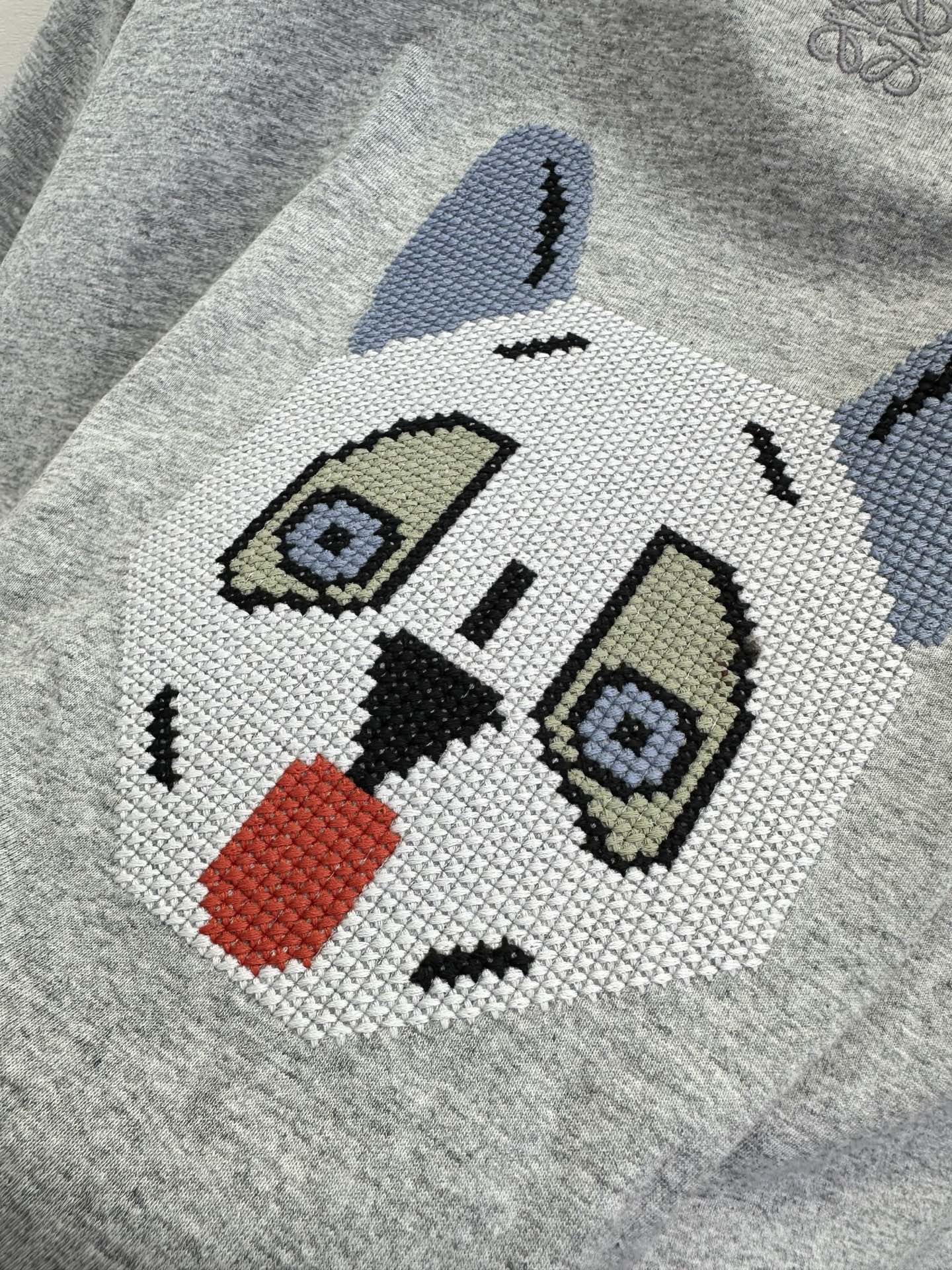 26S 罗意威的这款t真的是爱t人士的必入款，浅麻灰底色上，刺绣工艺的手写体英文短句藏着随性态度，背后像