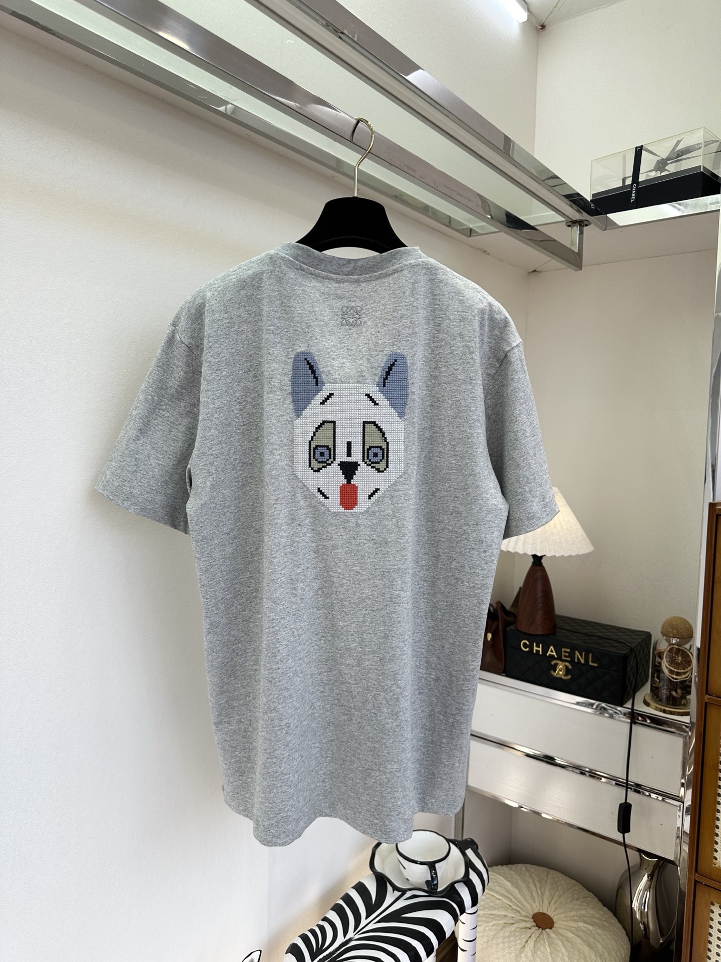 26S 罗意威的这款t真的是爱t人士的必入款，浅麻灰底色上，刺绣工艺的手写体英文短句藏着随性态度，背后像