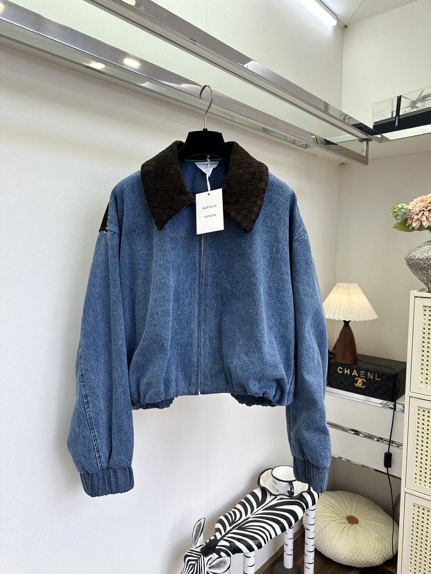 26S 当水洗牛仔的随性，遇上羊皮绒的温柔，是专属于秋冬的高级碰撞。经典蓝牛仔自带做旧肌理，搭配深棕羊皮