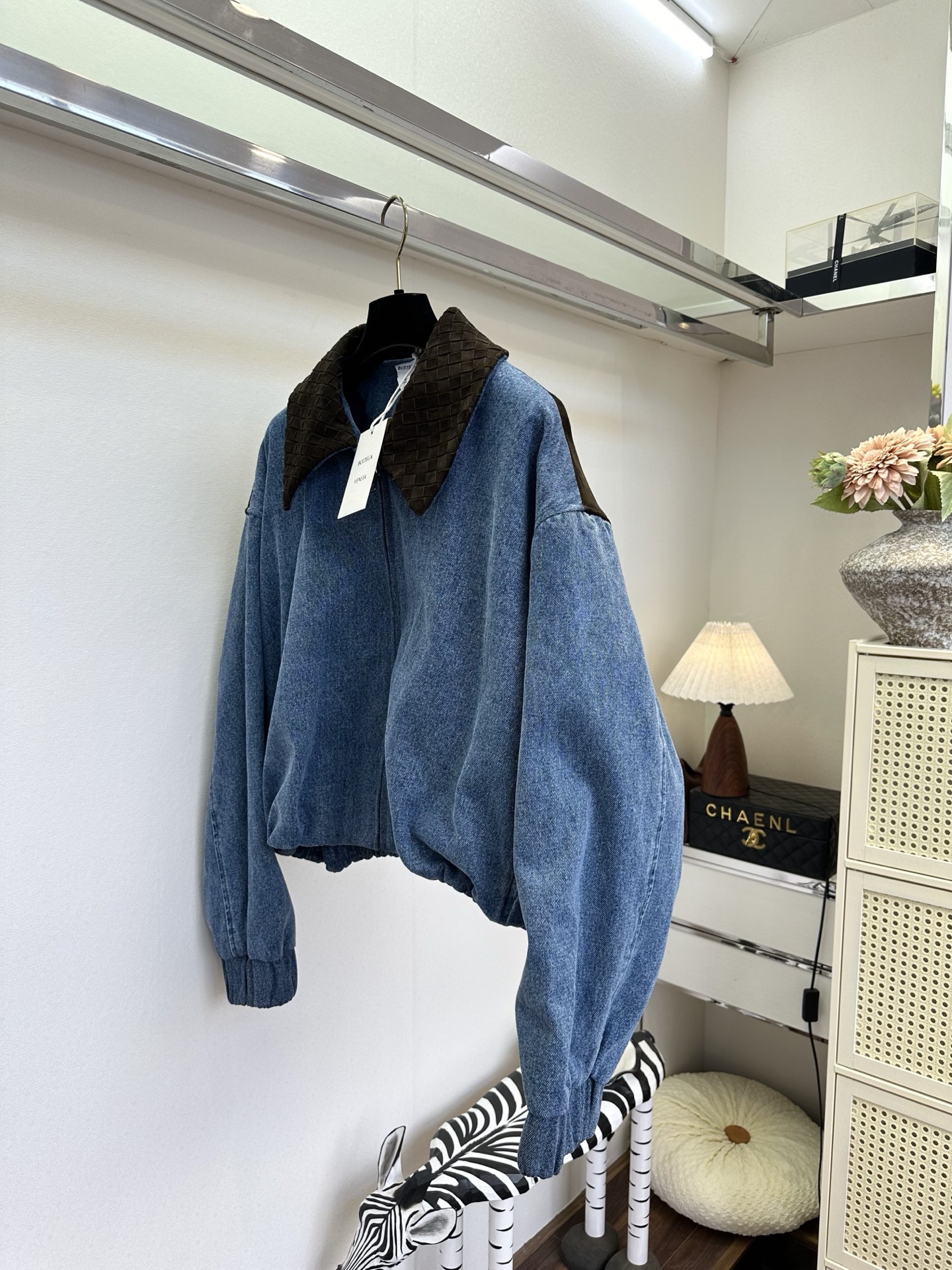 26S 当水洗牛仔的随性，遇上羊皮绒的温柔，是专属于秋冬的高级碰撞。经典蓝牛仔自带做旧肌理，搭配深棕羊皮