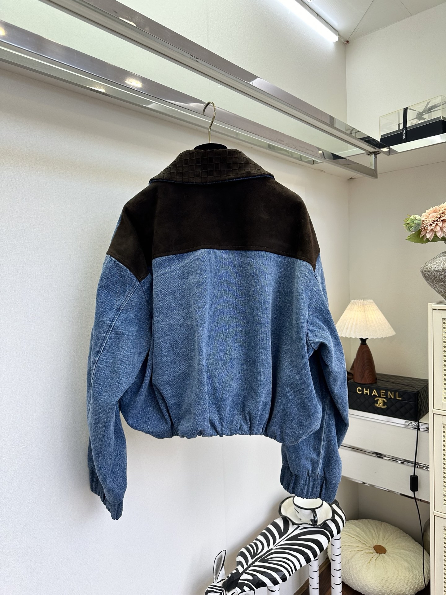 26S 当水洗牛仔的随性，遇上羊皮绒的温柔，是专属于秋冬的高级碰撞。经典蓝牛仔自带做旧肌理，搭配深棕羊皮