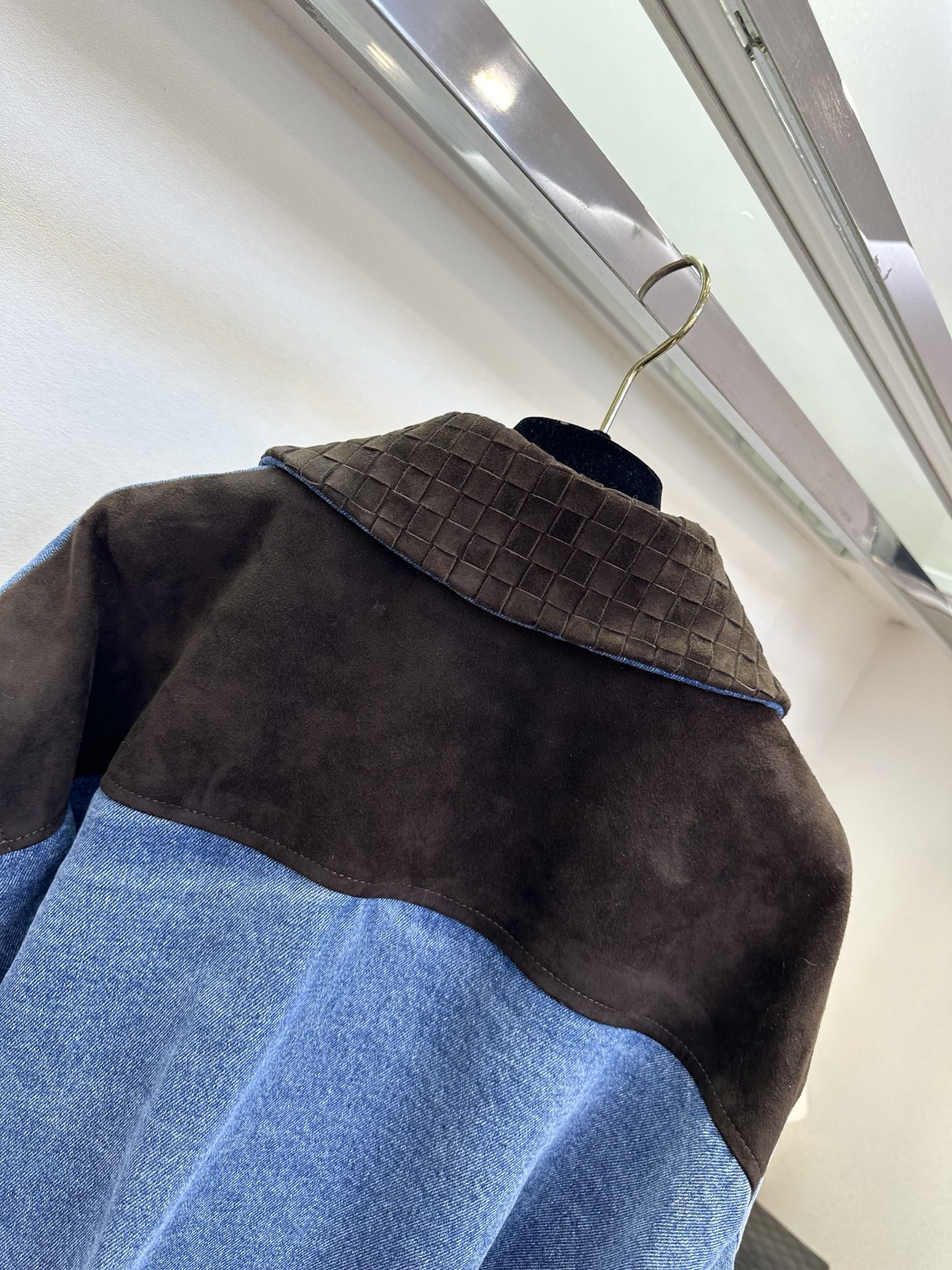 26S 当水洗牛仔的随性，遇上羊皮绒的温柔，是专属于秋冬的高级碰撞。经典蓝牛仔自带做旧肌理，搭配深棕羊皮