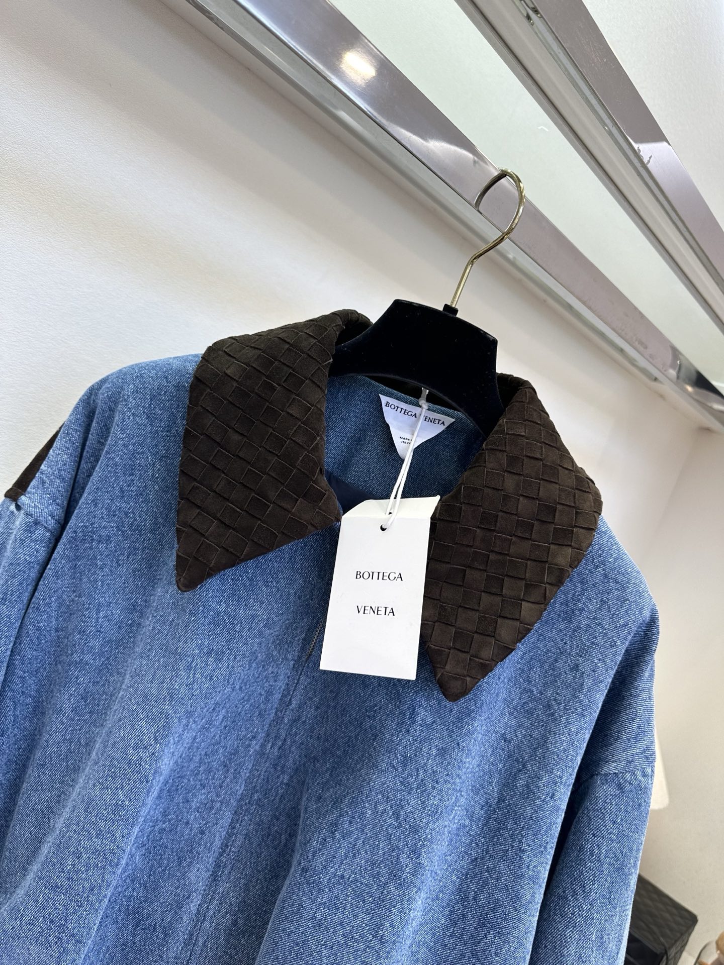 26S 当水洗牛仔的随性，遇上羊皮绒的温柔，是专属于秋冬的高级碰撞。经典蓝牛仔自带做旧肌理，搭配深棕羊皮