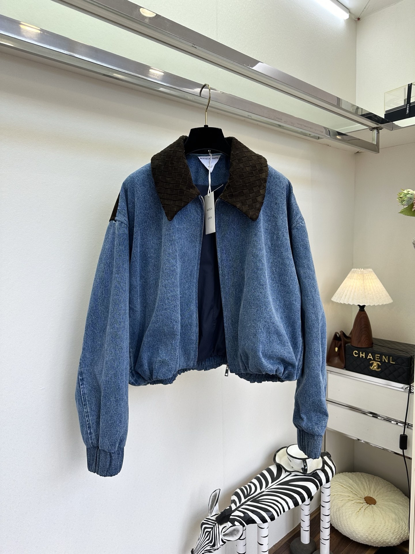 26S 当水洗牛仔的随性，遇上羊皮绒的温柔，是专属于秋冬的高级碰撞。经典蓝牛仔自带做旧肌理，搭配深棕羊皮