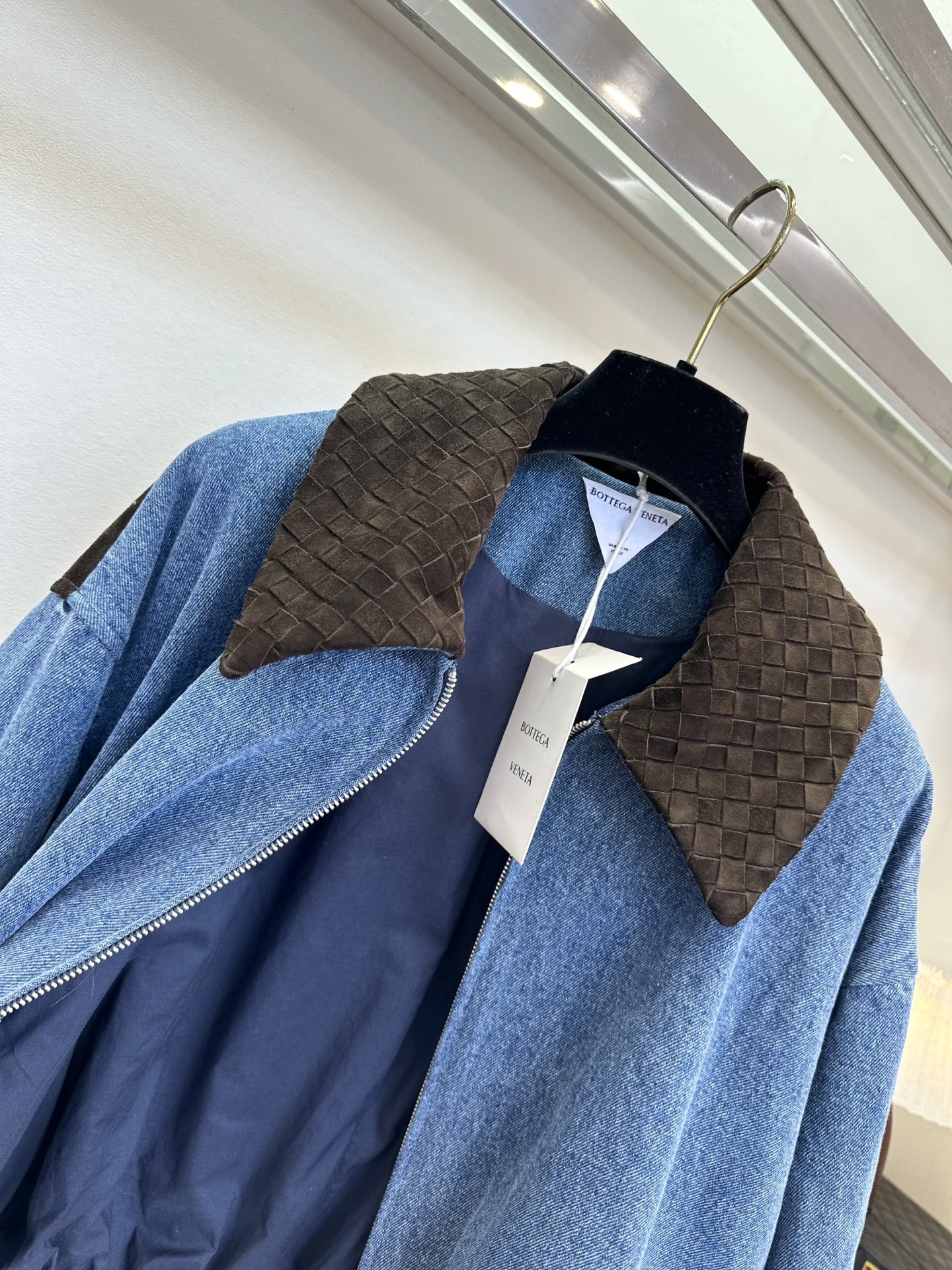 26S 当水洗牛仔的随性，遇上羊皮绒的温柔，是专属于秋冬的高级碰撞。经典蓝牛仔自带做旧肌理，搭配深棕羊皮